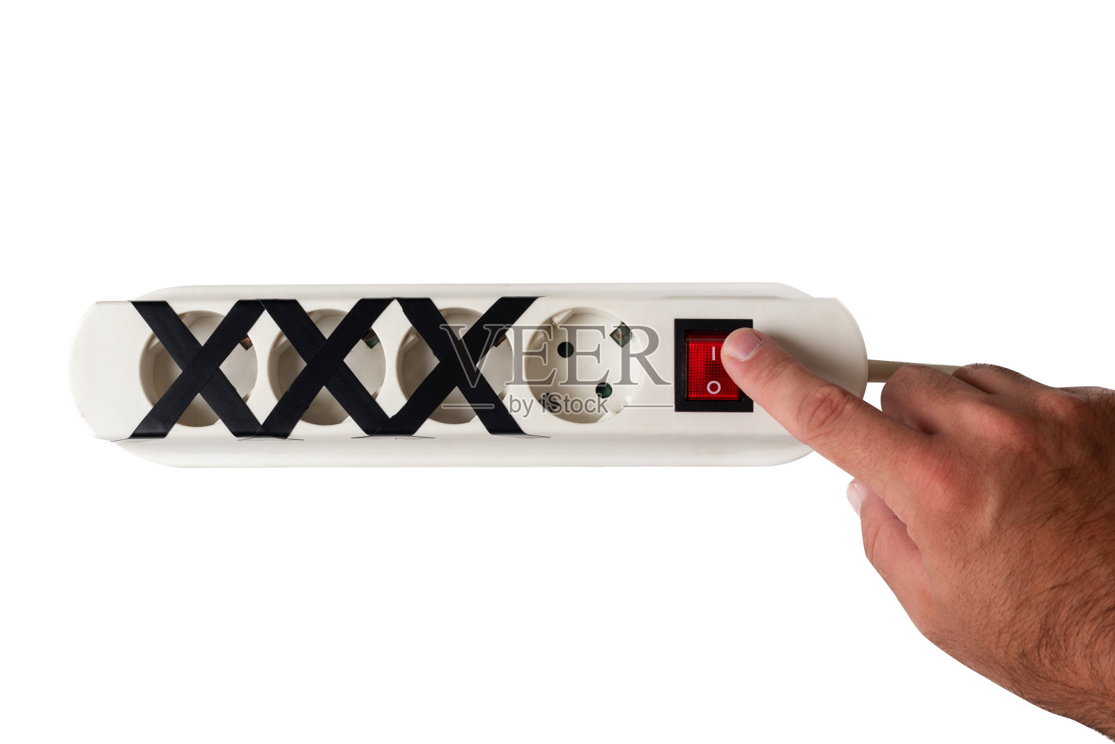 手指打开一个有几个插头的电源板,其中一些插头被堵住了。节能或限制能源的概念和负责任的用电照片摄影图片