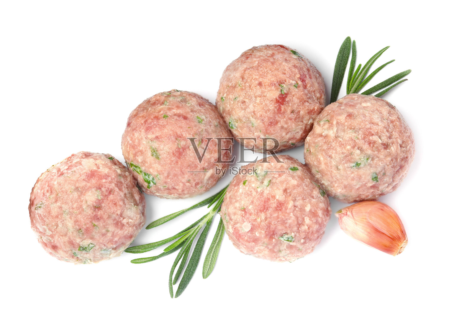 许多新鲜的生肉丸与大蒜和迷迭香在白色的背景,俯视图照片摄影图片