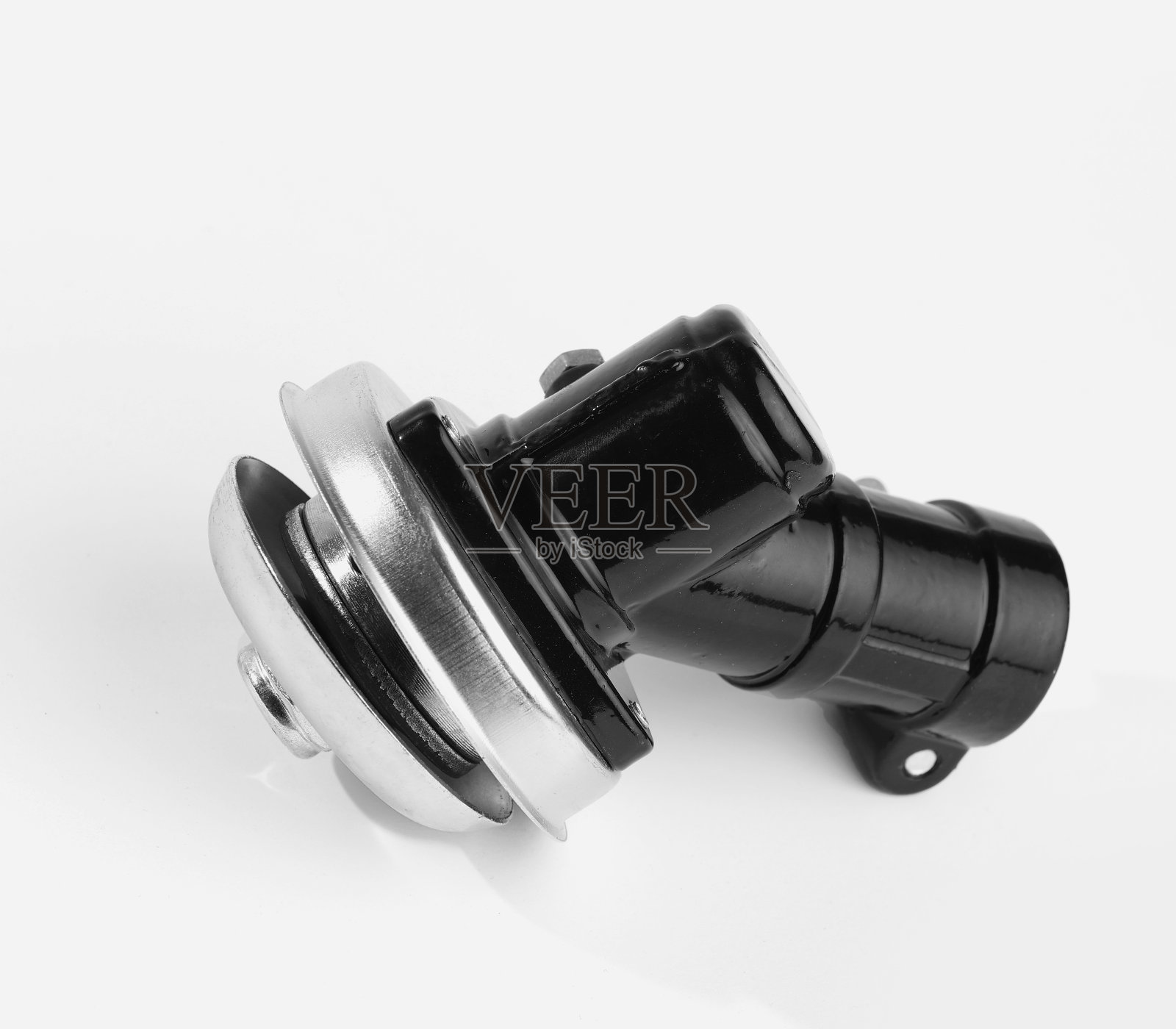 电动割草机的变速箱。玻璃上的微调减速器。修剪器齿轮箱齿轮头刷割草机草,修剪器更换齿轮头,草坪割草机部分园艺工具孤立在白色背景照片摄影图片