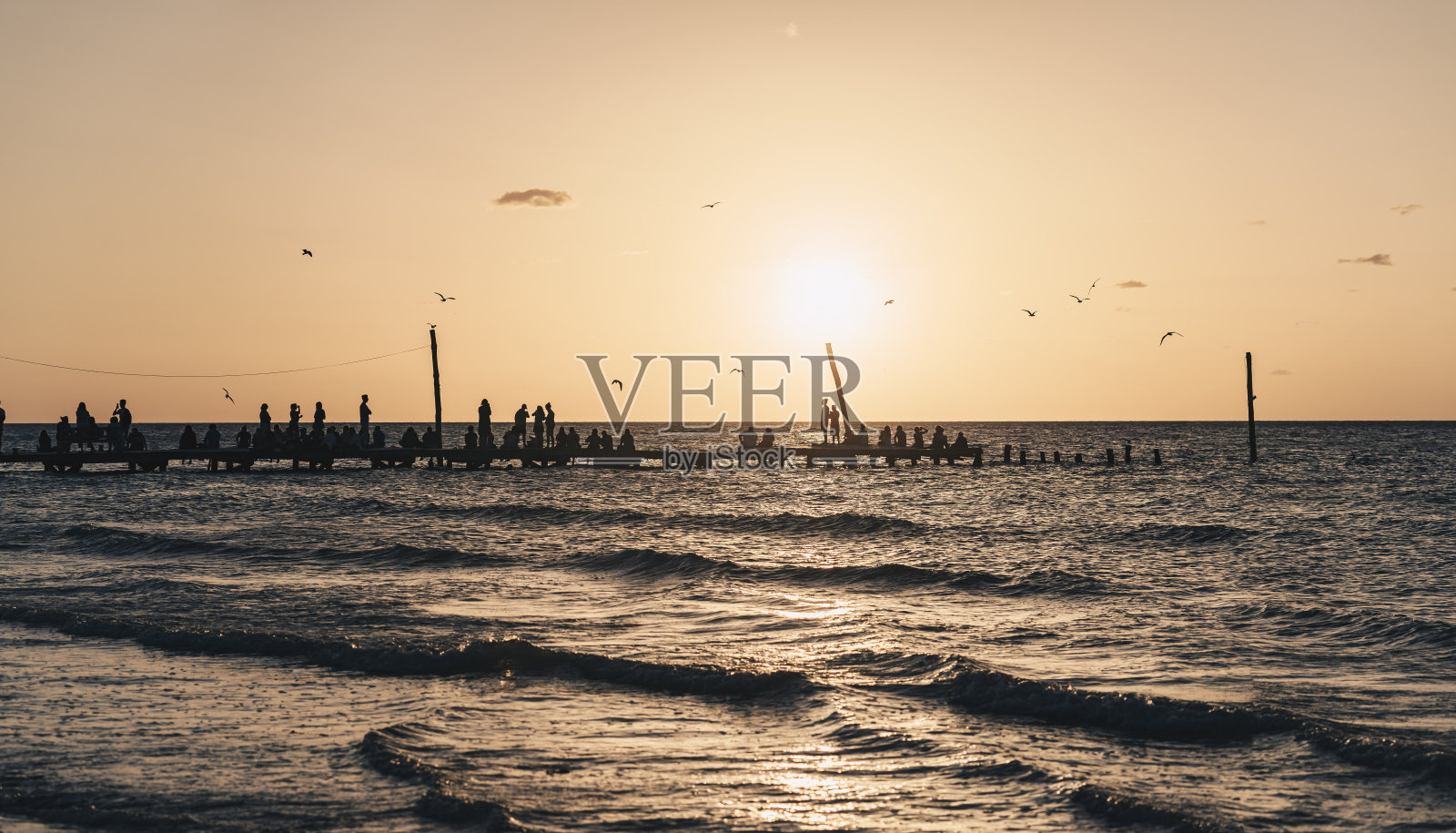 日出在海湾波涛汹涌的水面上照片摄影图片