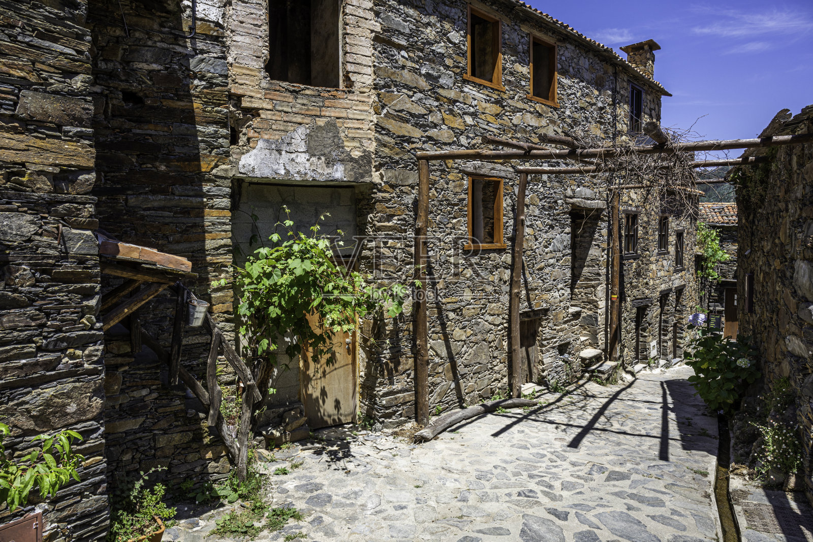 葡萄牙塔拉斯纳尔村的一条石路照片摄影图片