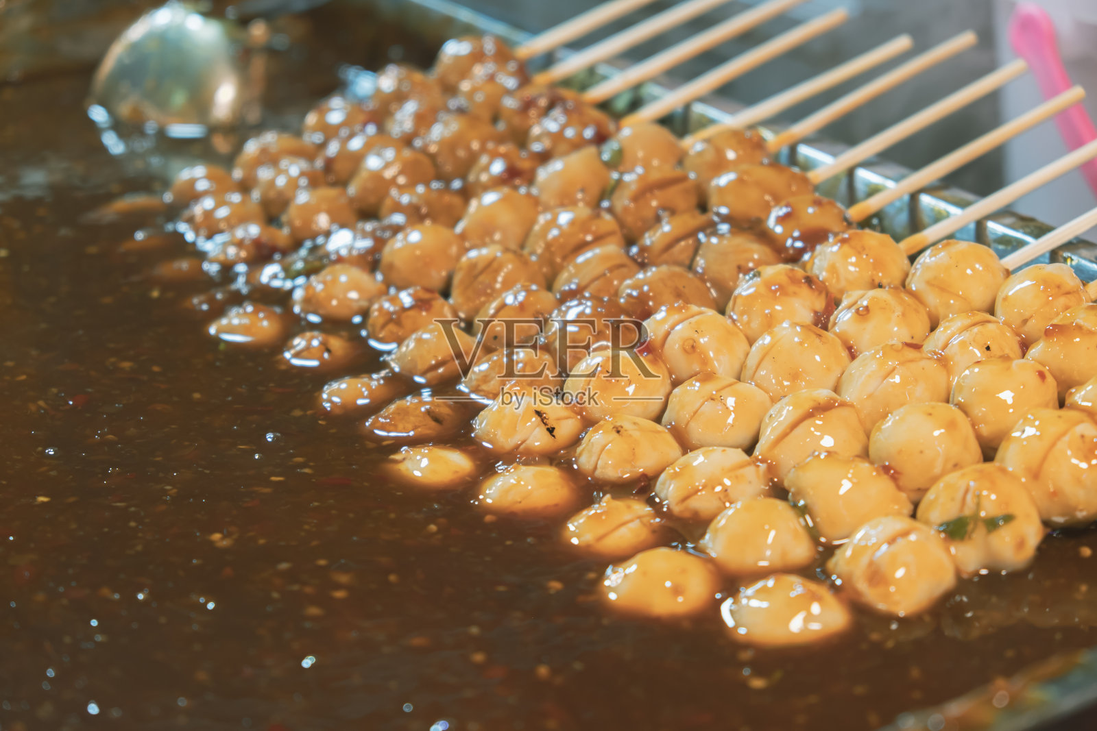街头小吃肉丸配上美味的辣酱照片摄影图片