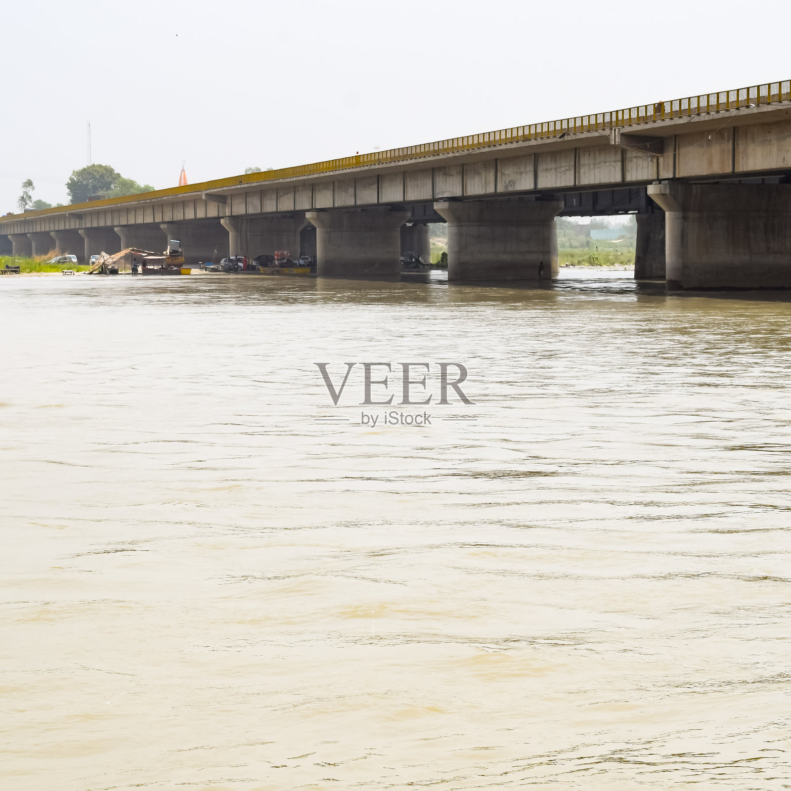 在印度北方邦的Garh Mukteshwar看到的恒河,恒河被认为是印度教徒最神圣的河流,对印度教徒来说是非常著名的宗教圣地照片摄影图片