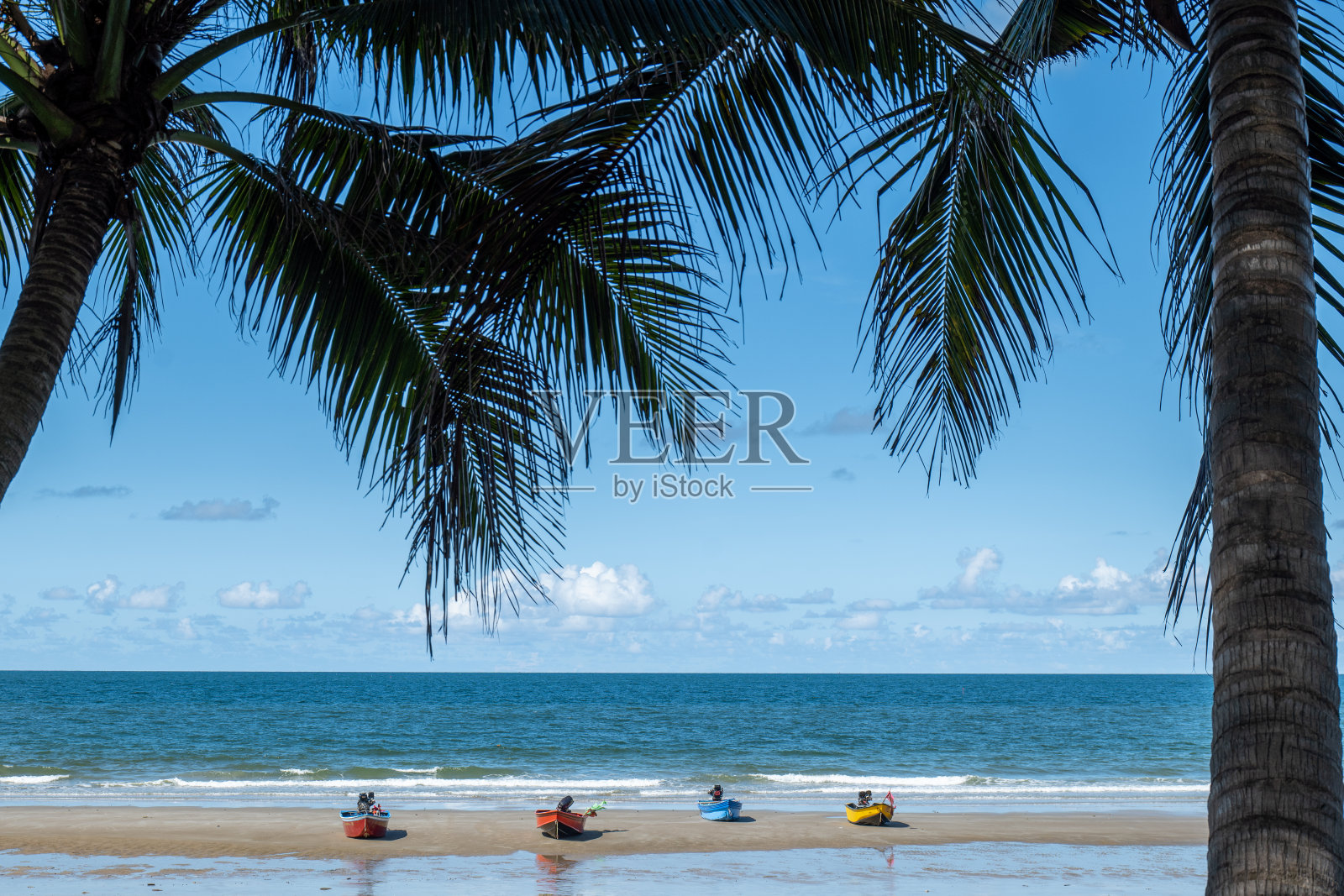 渔民船在沙滩上,小渔民船在沙滩上。照片摄影图片