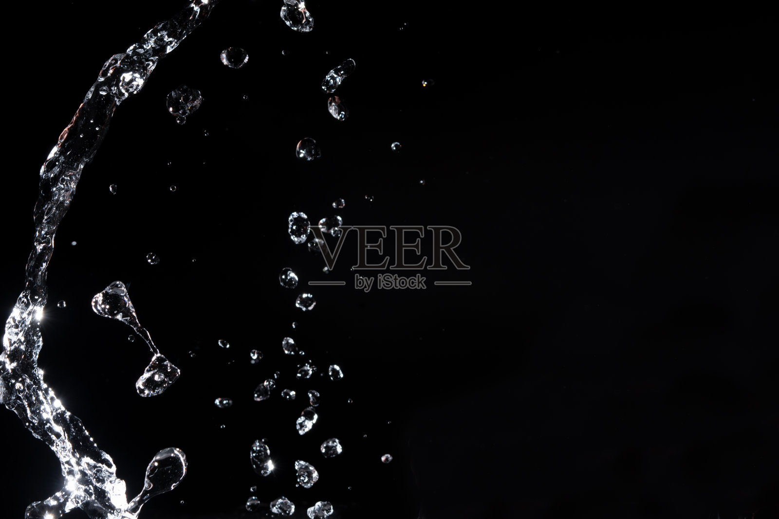 水花在工作室拍摄,白水黑底,纯净水作为饮料和食物的概念复制空间作为文字和设计照片摄影图片