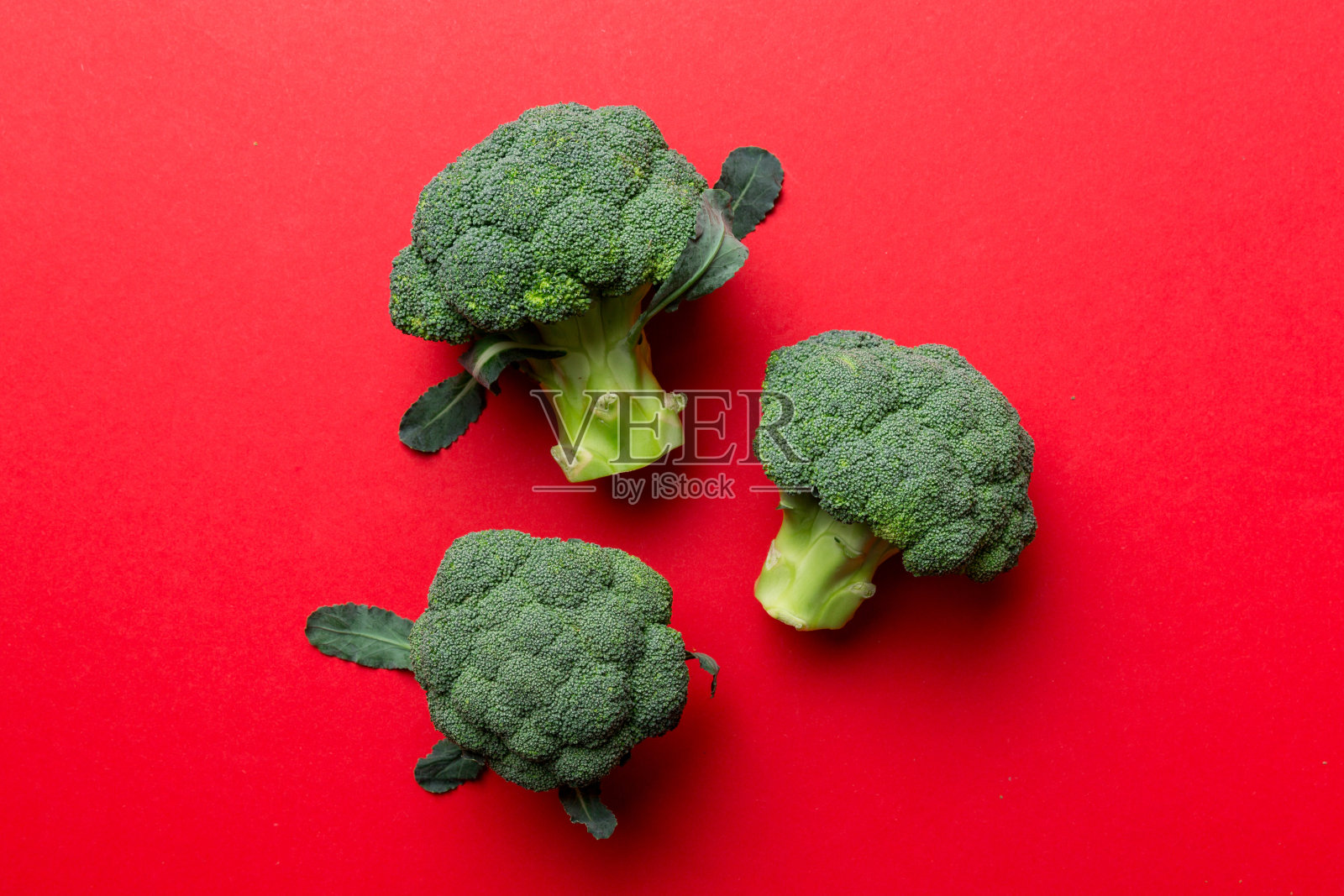 绿色新鲜的西兰花背景接近彩色的桌子。蔬菜的饮食和健康饮食。有机食品照片摄影图片