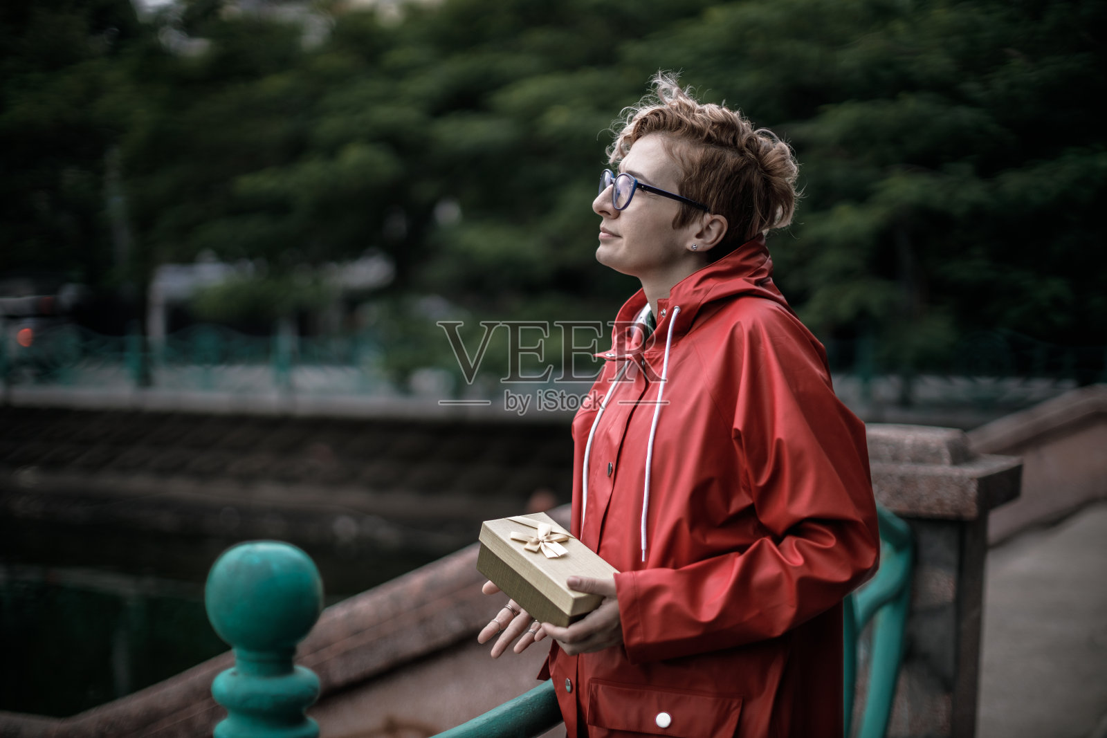 孤独忧郁的红雨衣女孩照片摄影图片