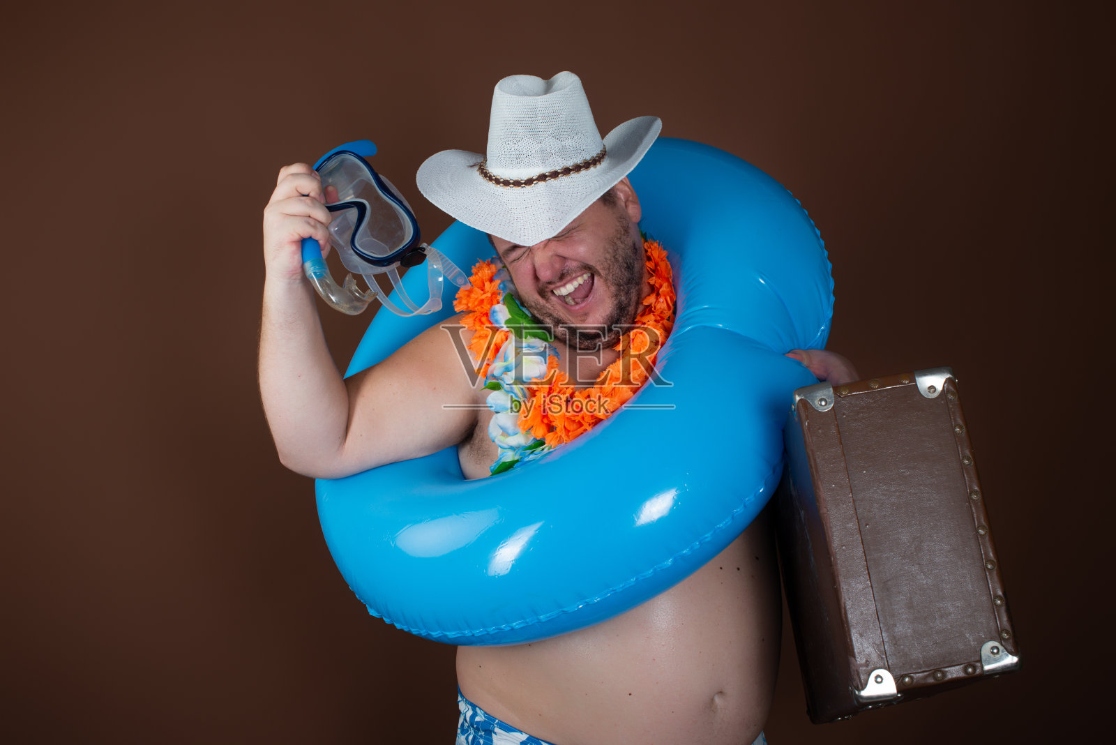 假期和节假日。有趣的胖子要去海边。照片摄影图片