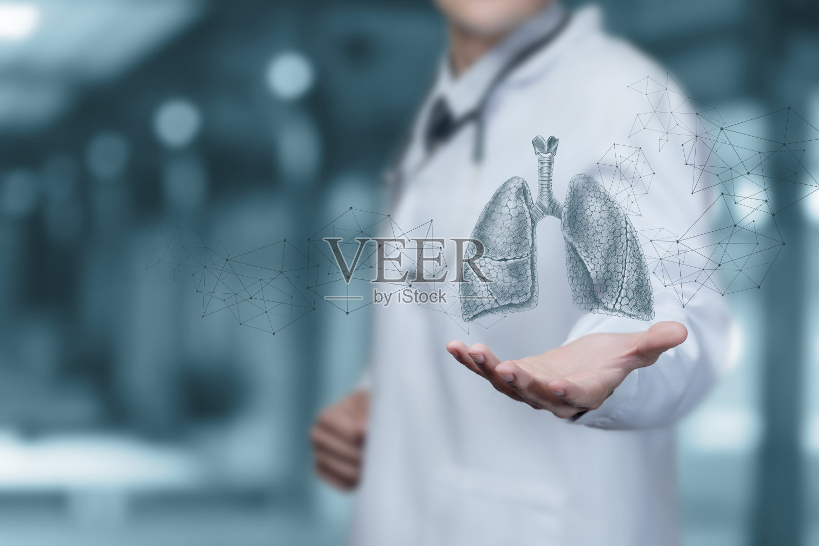 医生给他看了一张肺部的草图。照片摄影图片