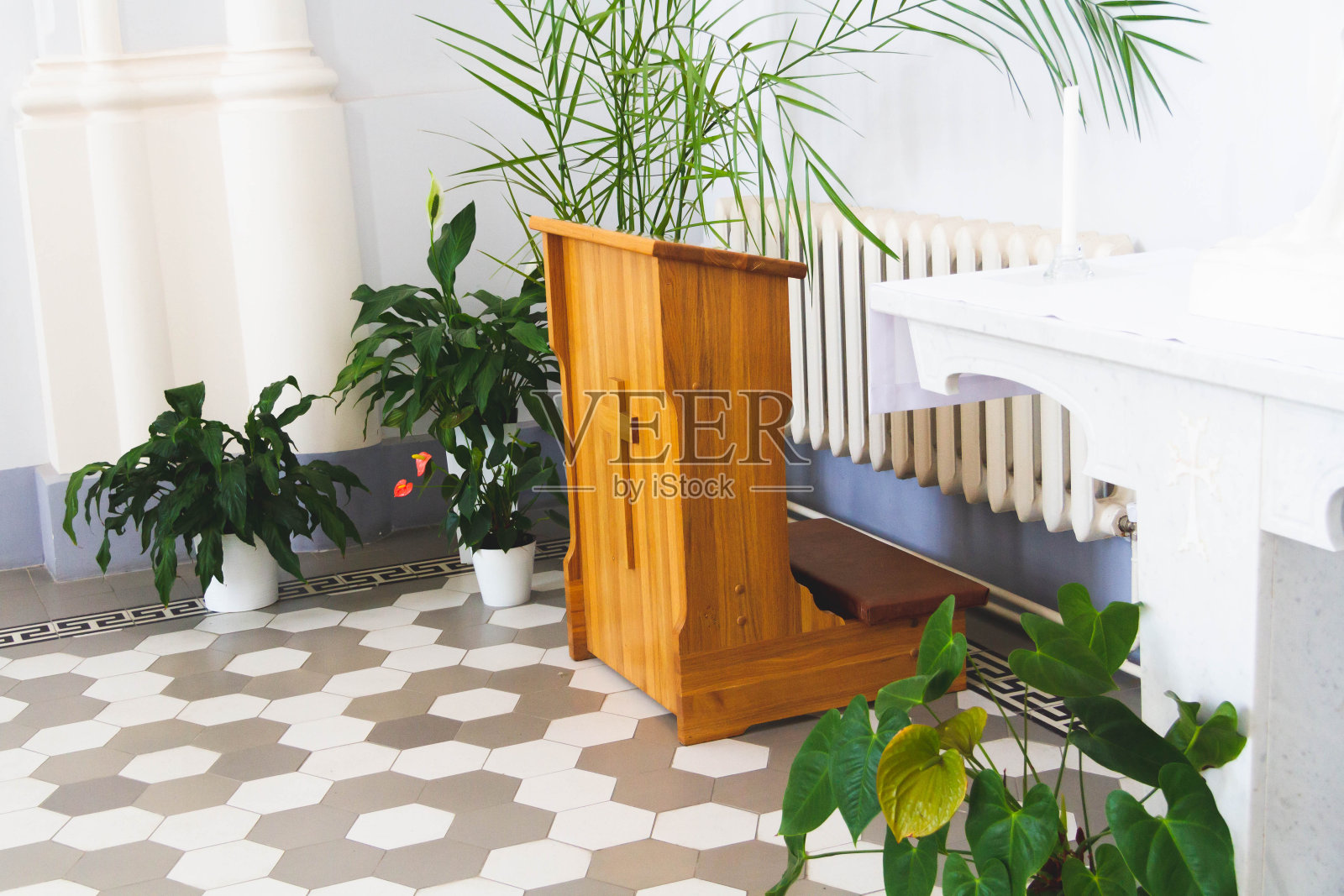 内殿。教堂的属性。教堂里的圣经。祈祷的地方。照片摄影图片