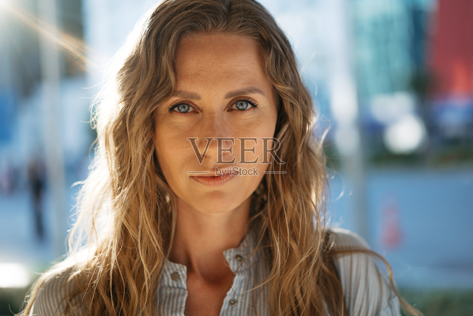 一个迷人的年轻女子的肖像摆相机在城市照片摄影图片