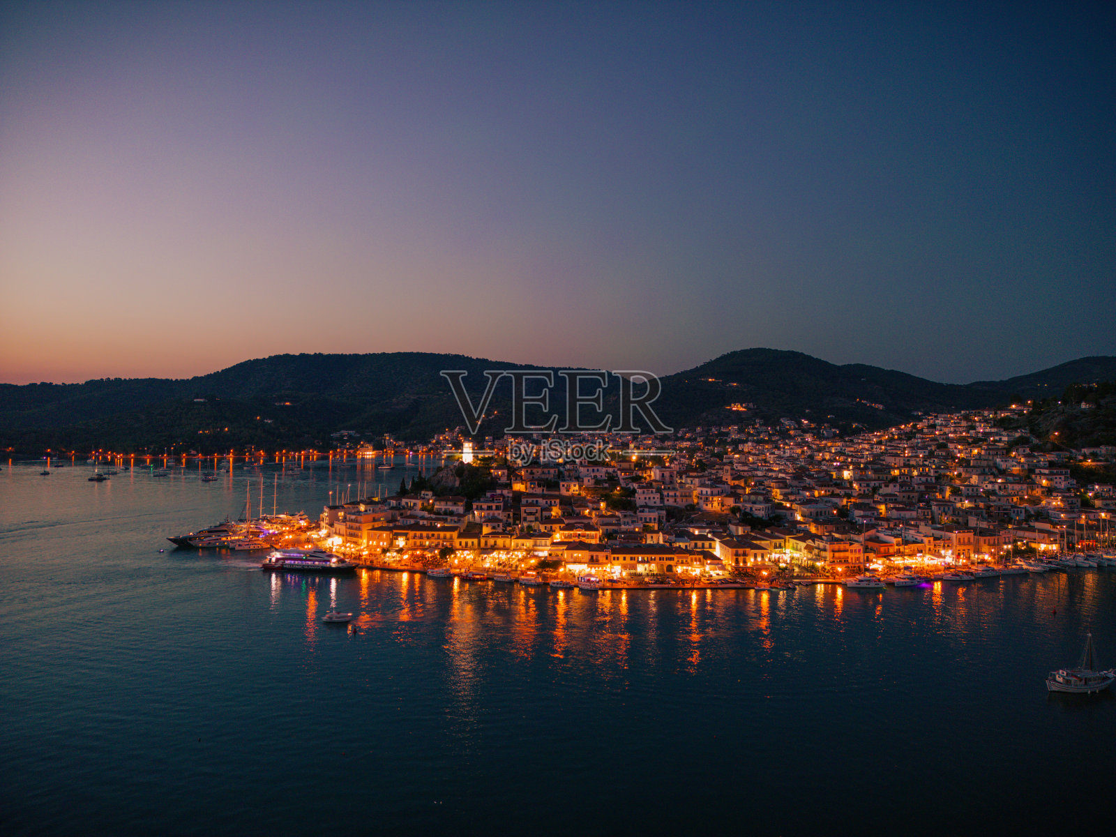 希腊伯罗奔尼撒半岛Argosaronikos的波罗斯岛和加拉塔斯港的空中全景照片照片摄影图片