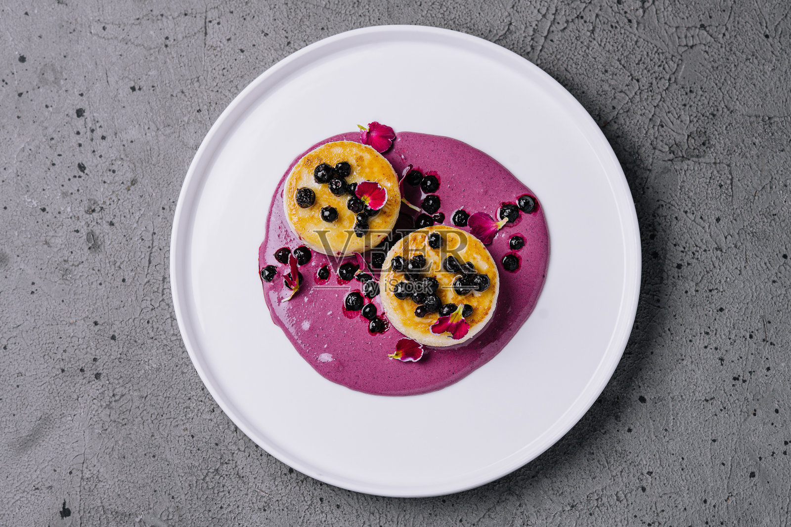 白软干酪煎饼配醋栗糖浆照片摄影图片