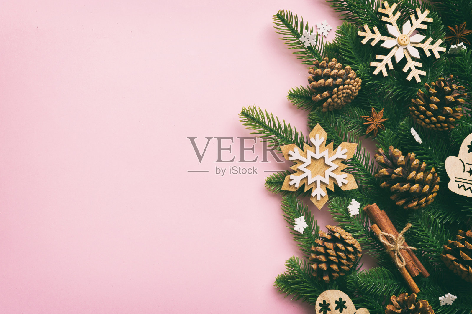 圣诞节背景,含冷杉树枝和圣诞装饰,顶部视角,含文本空白区域照片摄影图片