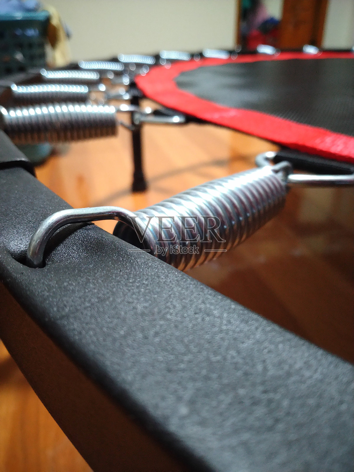 房子里有个蹦床照片摄影图片