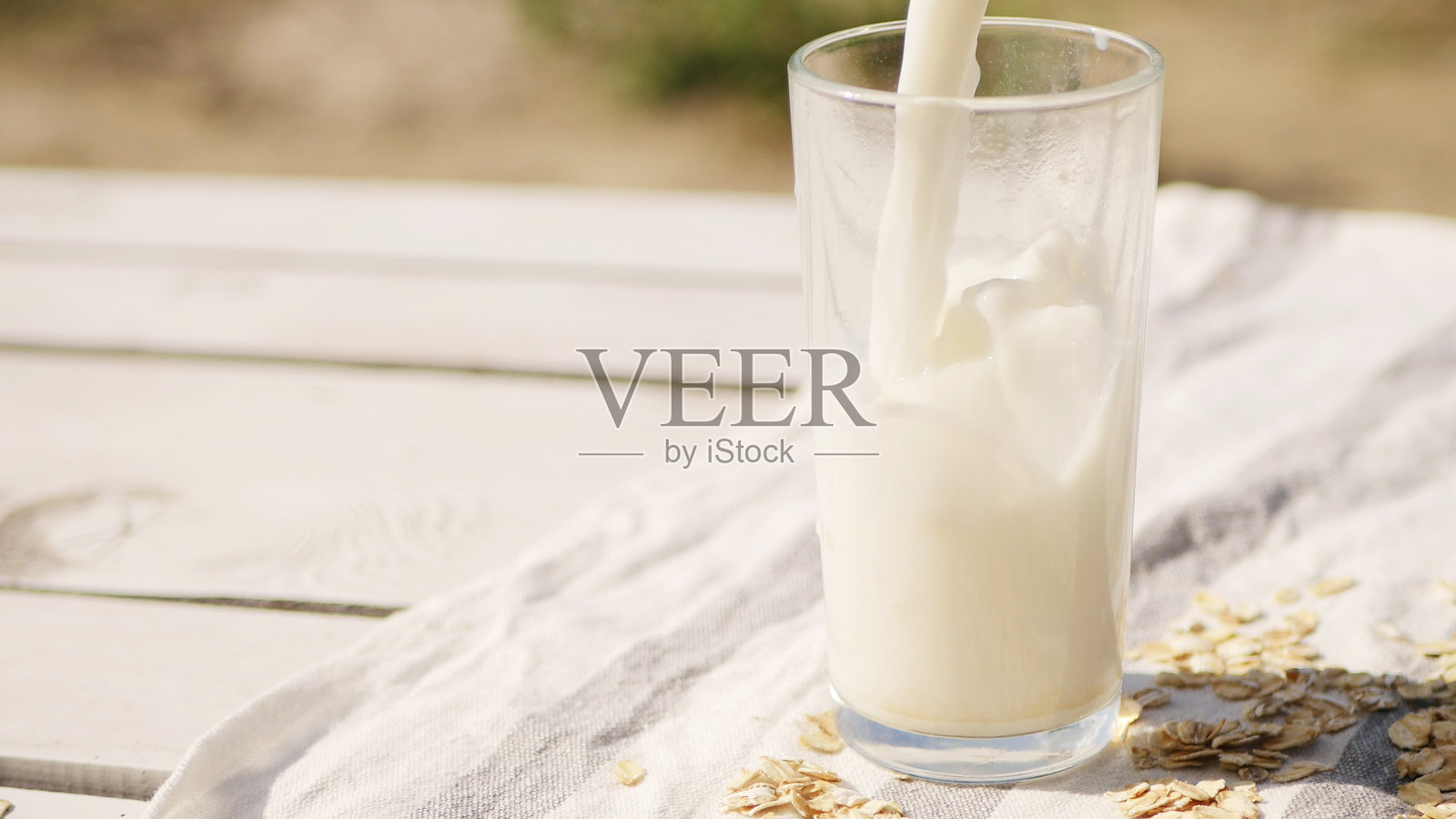 燕麦牛奶倒入玻璃杯照片摄影图片
