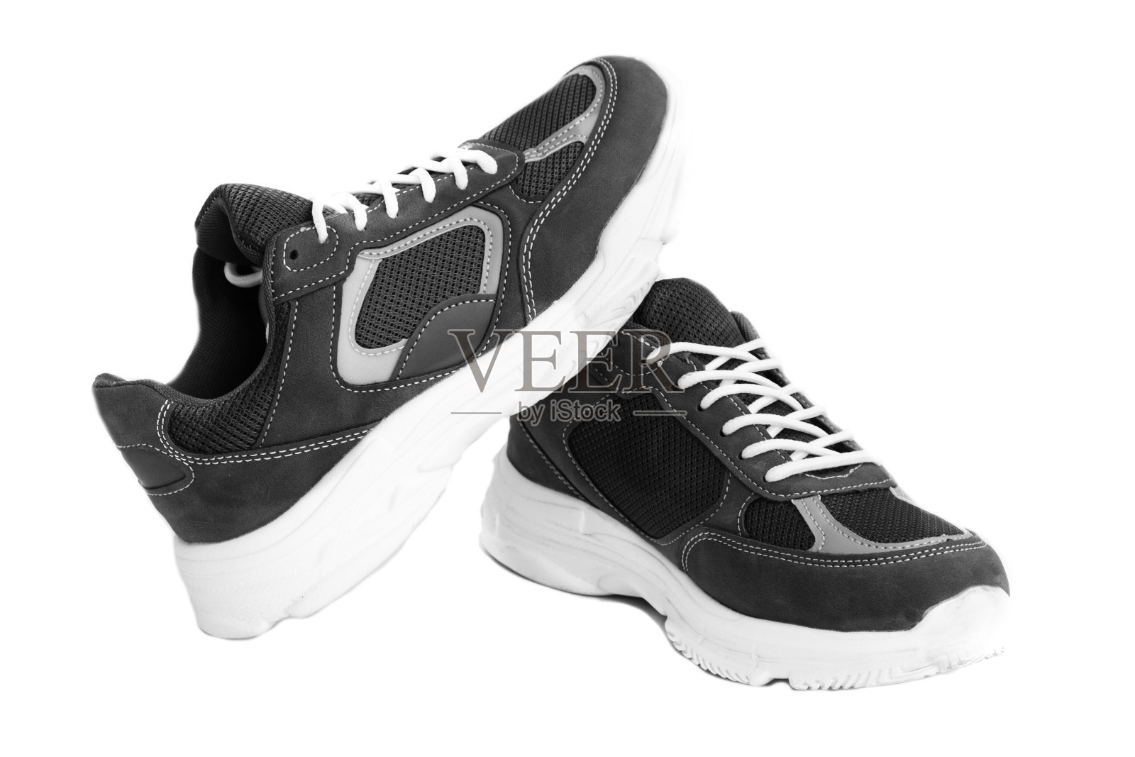 日常使用的运动鞋。一双中性运动鞋孤立在白色背景。照片摄影图片