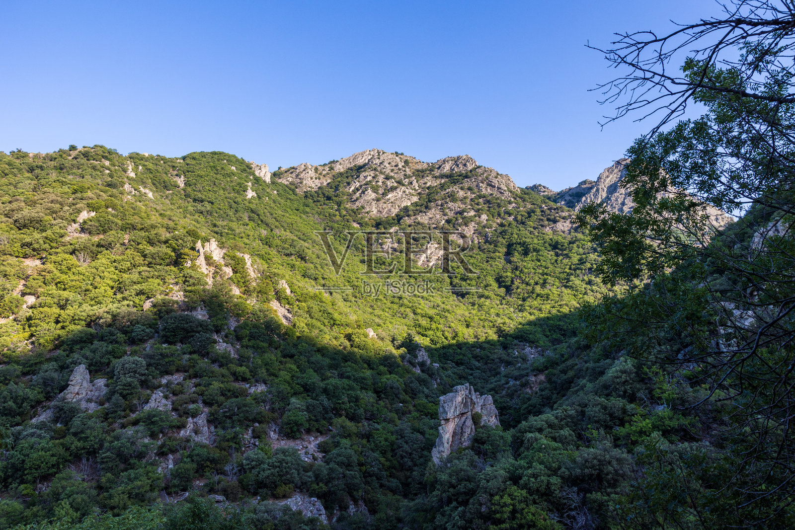 日出后不久俯瞰三峡周围的群山'Héric照片摄影图片