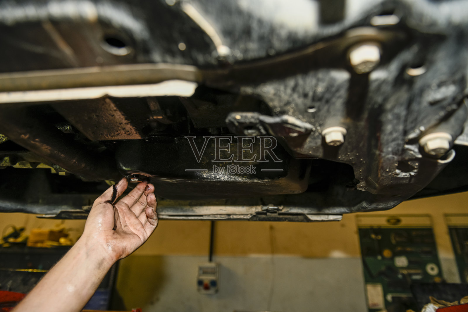 汽车发动机的机油更换照片摄影图片