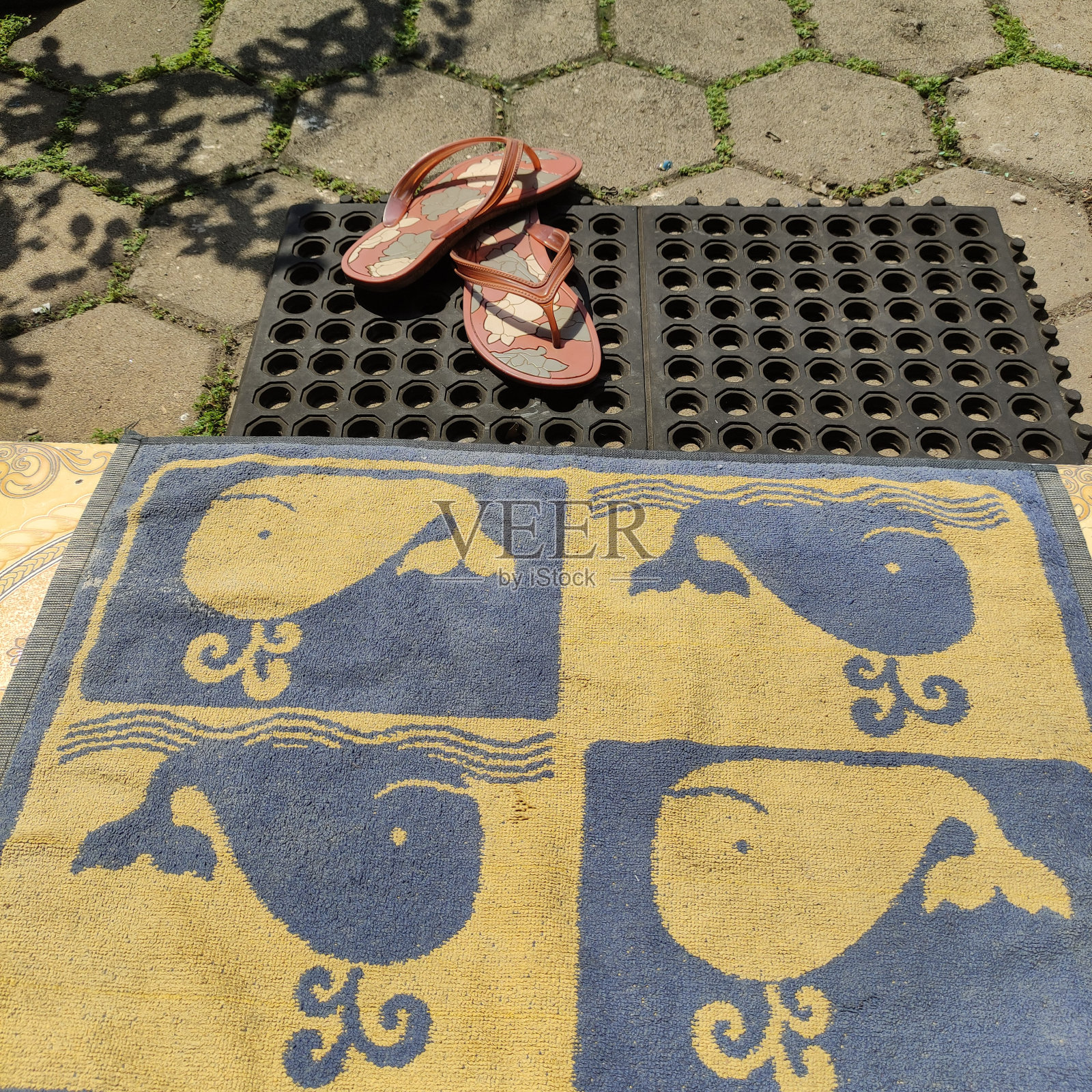 一双棕色人字拖,在屋外照片摄影图片