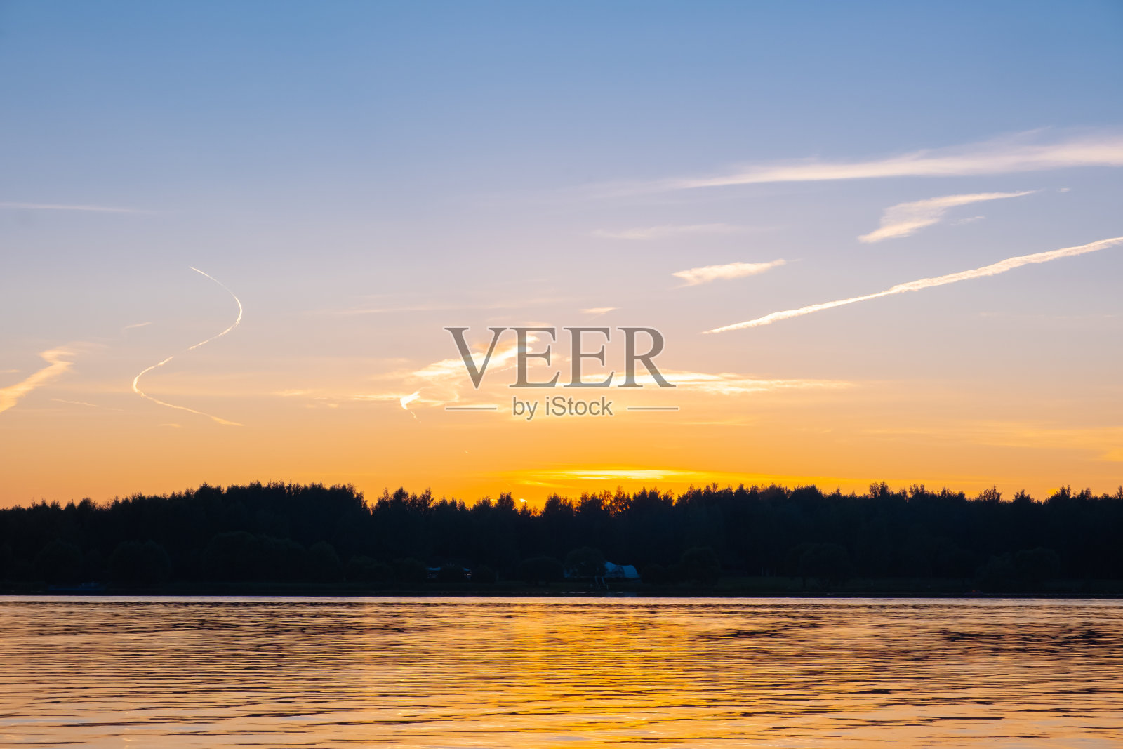 夏日傍晚河上的夕阳照片摄影图片