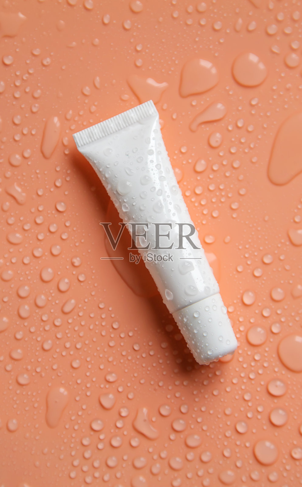 保湿化妆品在潮湿的背景。有选择性的重点。照片摄影图片