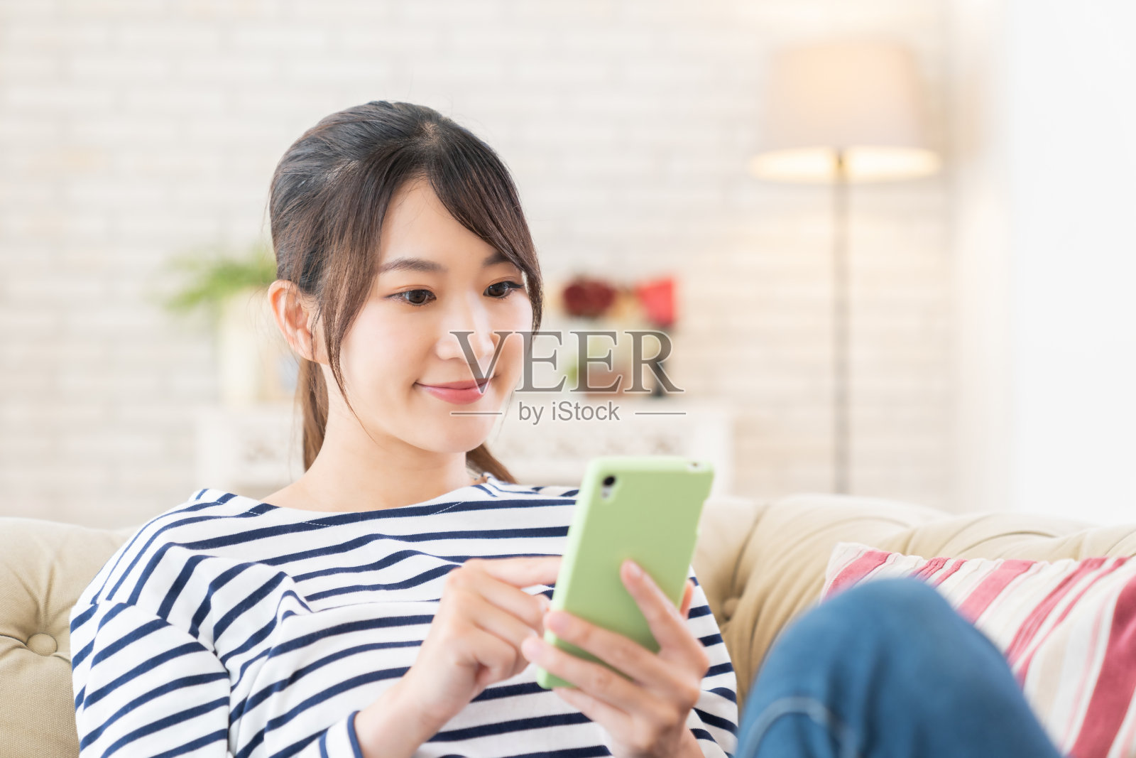 使用智能手机的迷人亚洲女性照片摄影图片