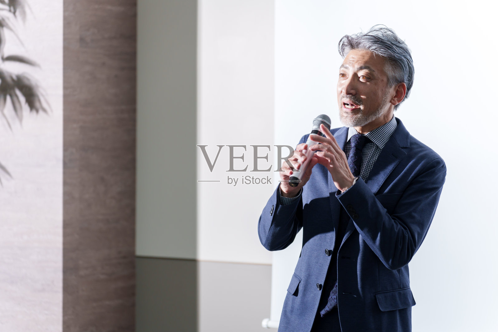 一位亚洲商人正在会议室做报告照片摄影图片