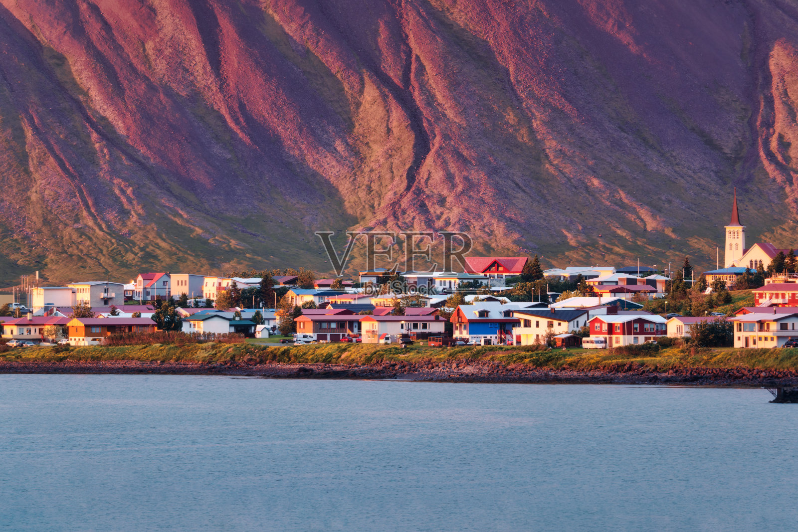 夏日,冰岛斯奈费尔斯半岛的海岸线上的冰岛村庄落日余晖照片摄影图片