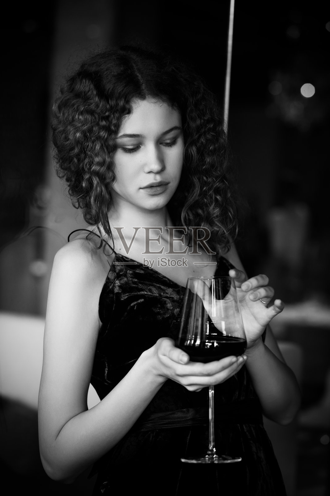 女孩用酒照片摄影图片