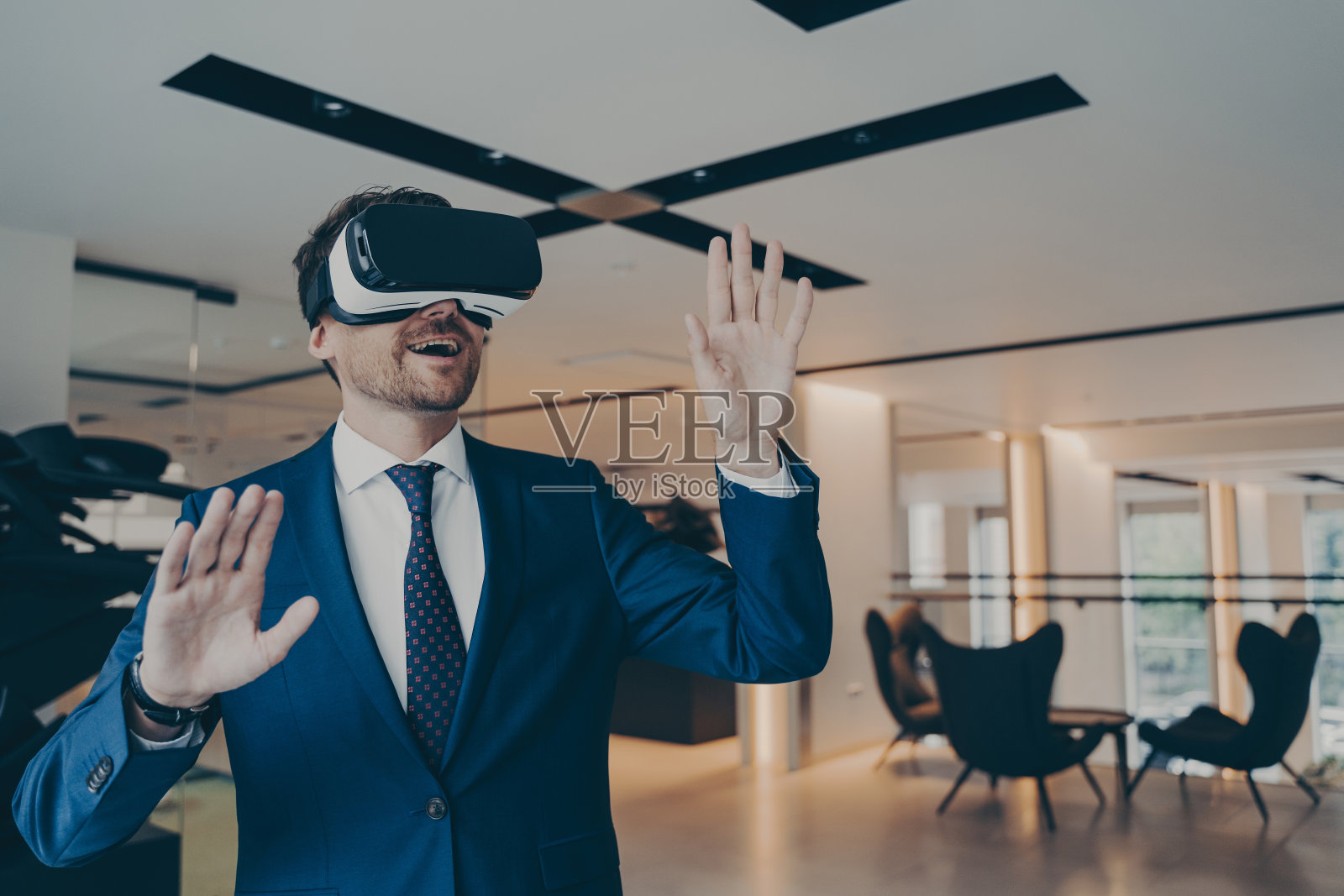 商人在未来的VR头盔触摸空气与他的手掌沉浸在虚拟现实照片摄影图片