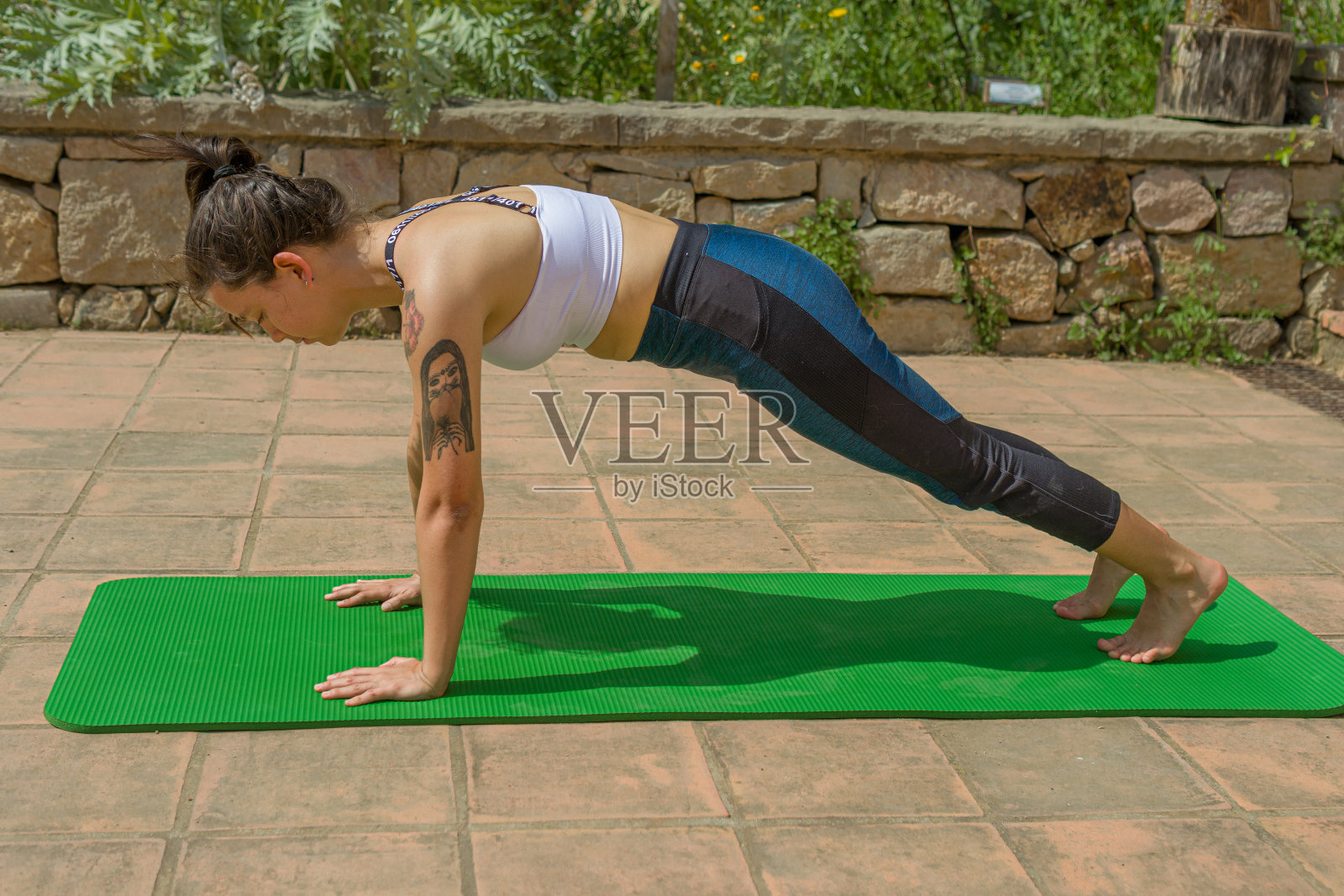 女瑜伽教练示范做平板支撑的正确方法照片摄影图片