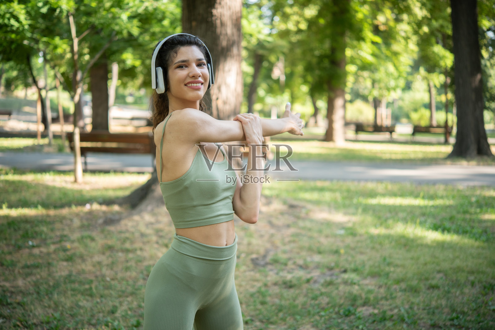女人通过锻炼来保持完美的身材照片摄影图片