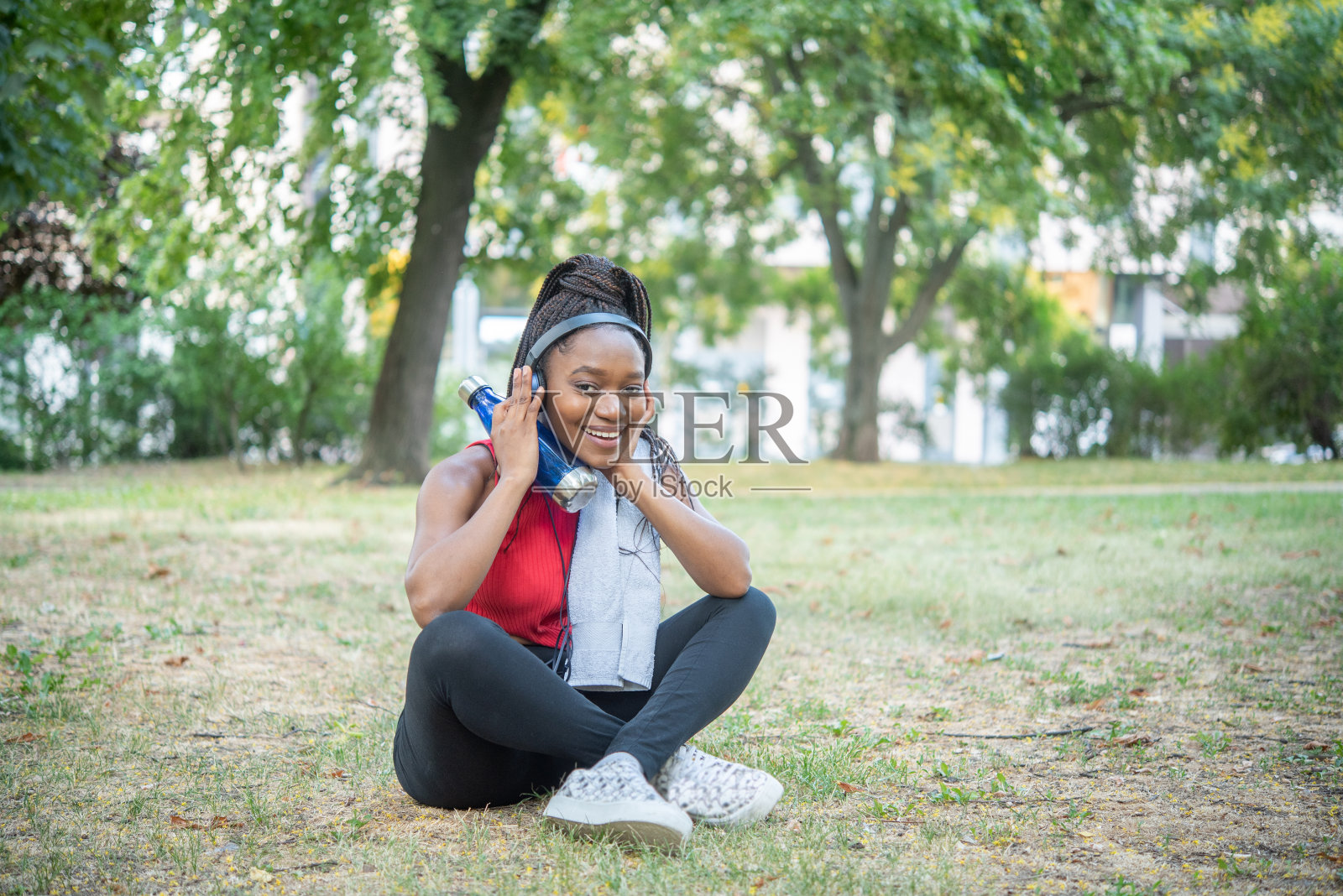 女人通过锻炼来保持完美的身材照片摄影图片