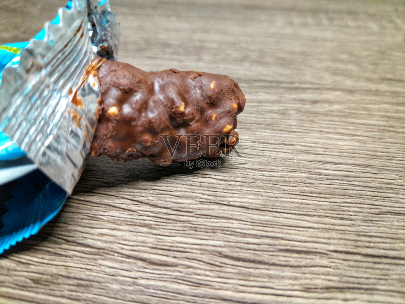 里面有巧克力棒和华夫饼照片摄影图片