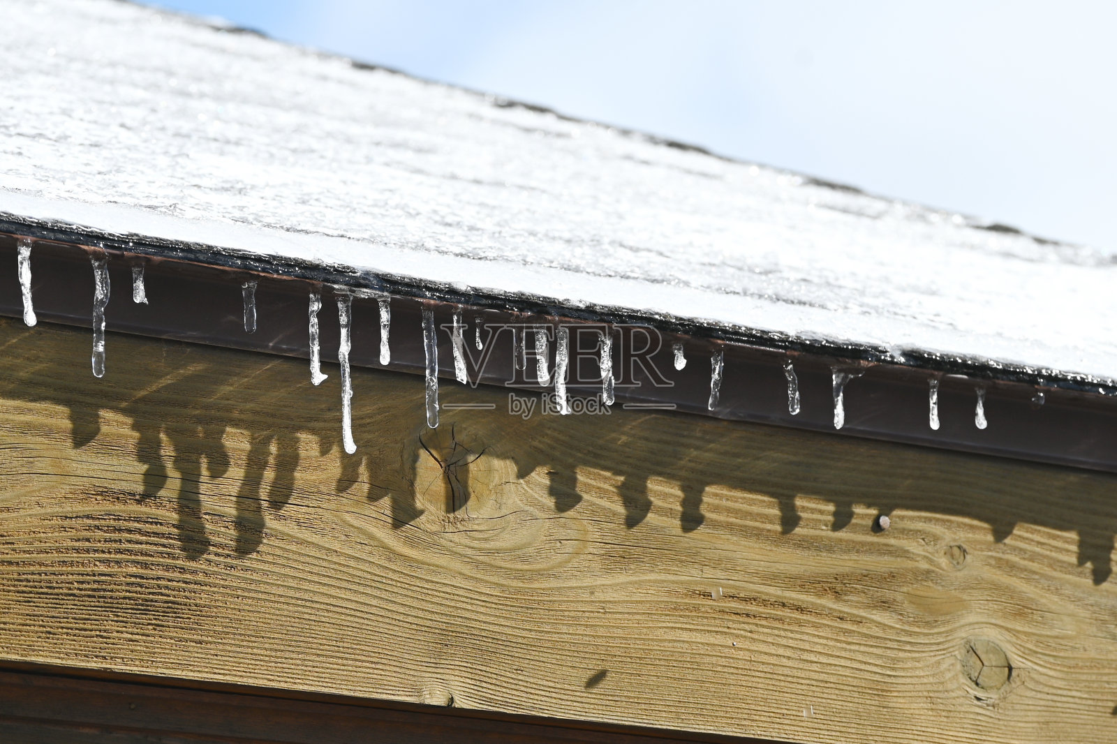 屋顶上的冰柱照片摄影图片