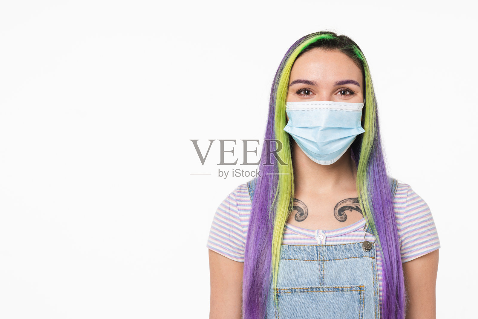 流行的概念。年轻的年轻潮女孩戴着防护口罩对冠状病毒流感过敏看着相机隔离在白色背景照片摄影图片