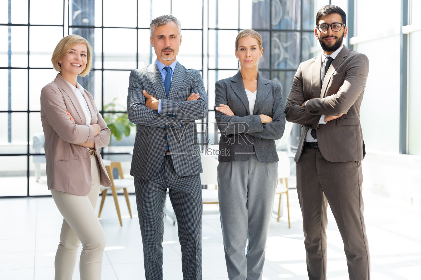 一群商人一起站在办公室里。照片摄影图片