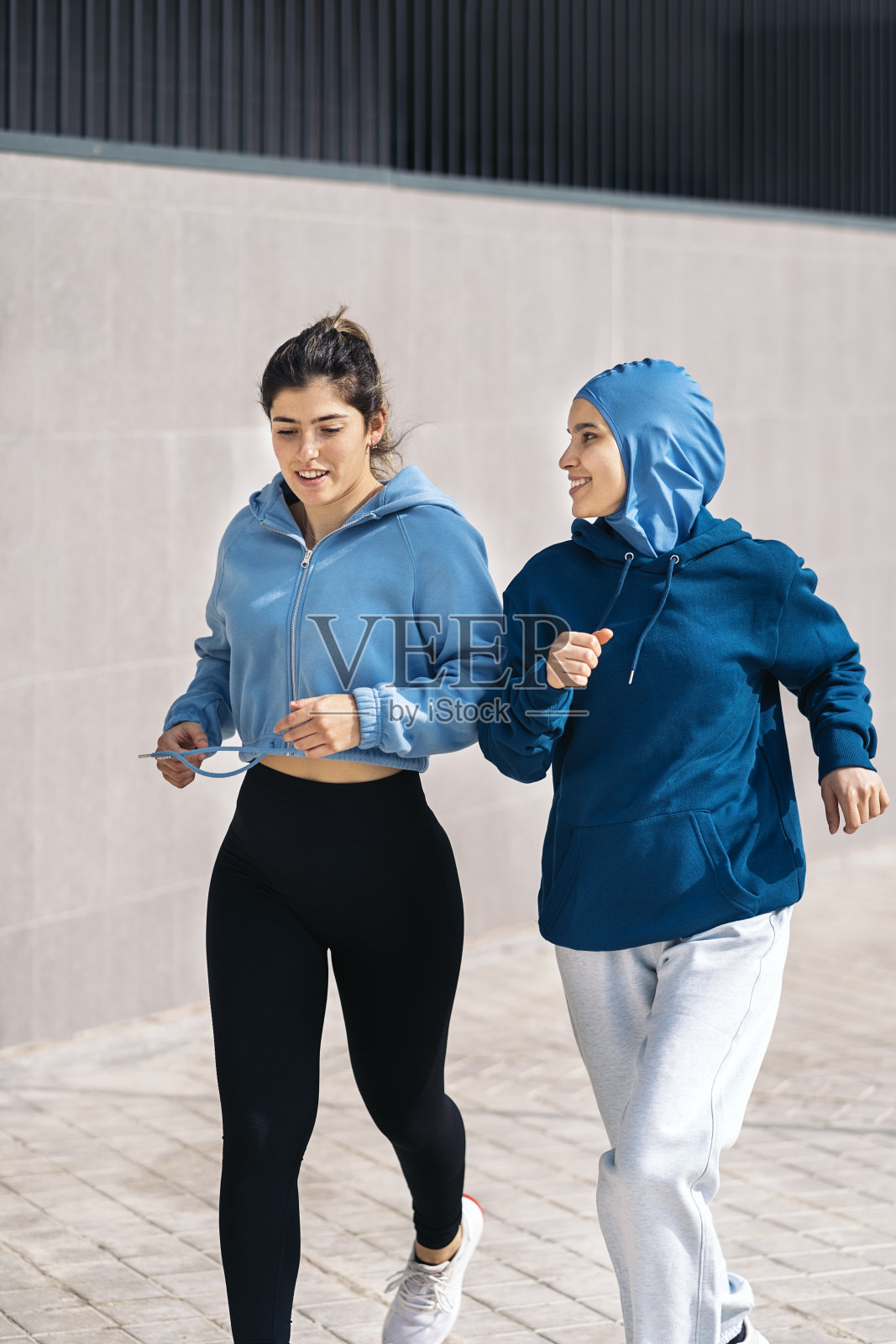 《都市奔跑的朋友照片摄影图片