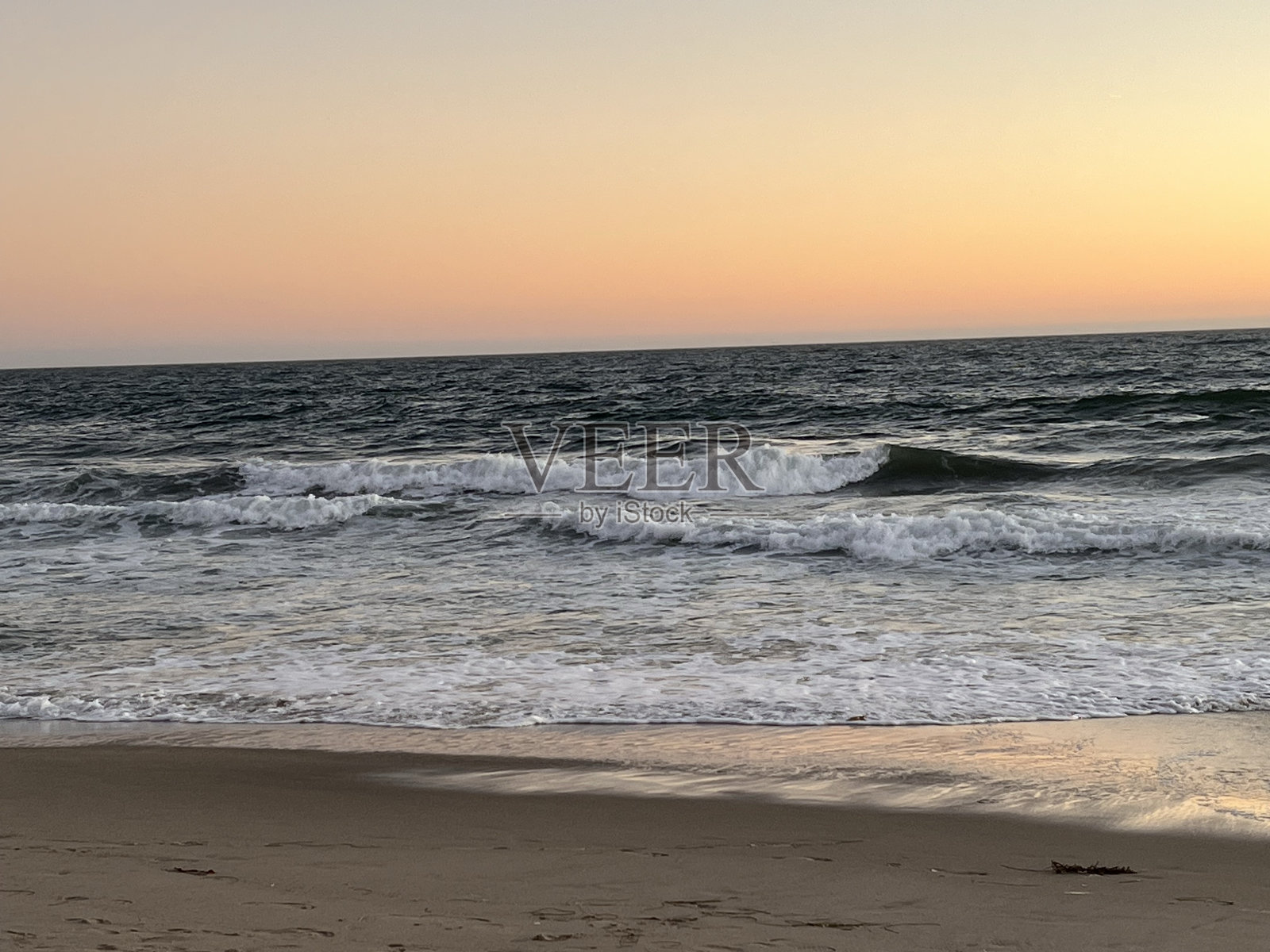 日落时的太平洋波浪,威尼斯海滩,洛杉矶,加州,美国照片摄影图片