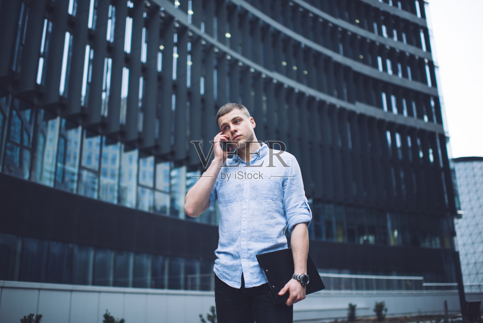 自信的经理在街上接电话照片摄影图片