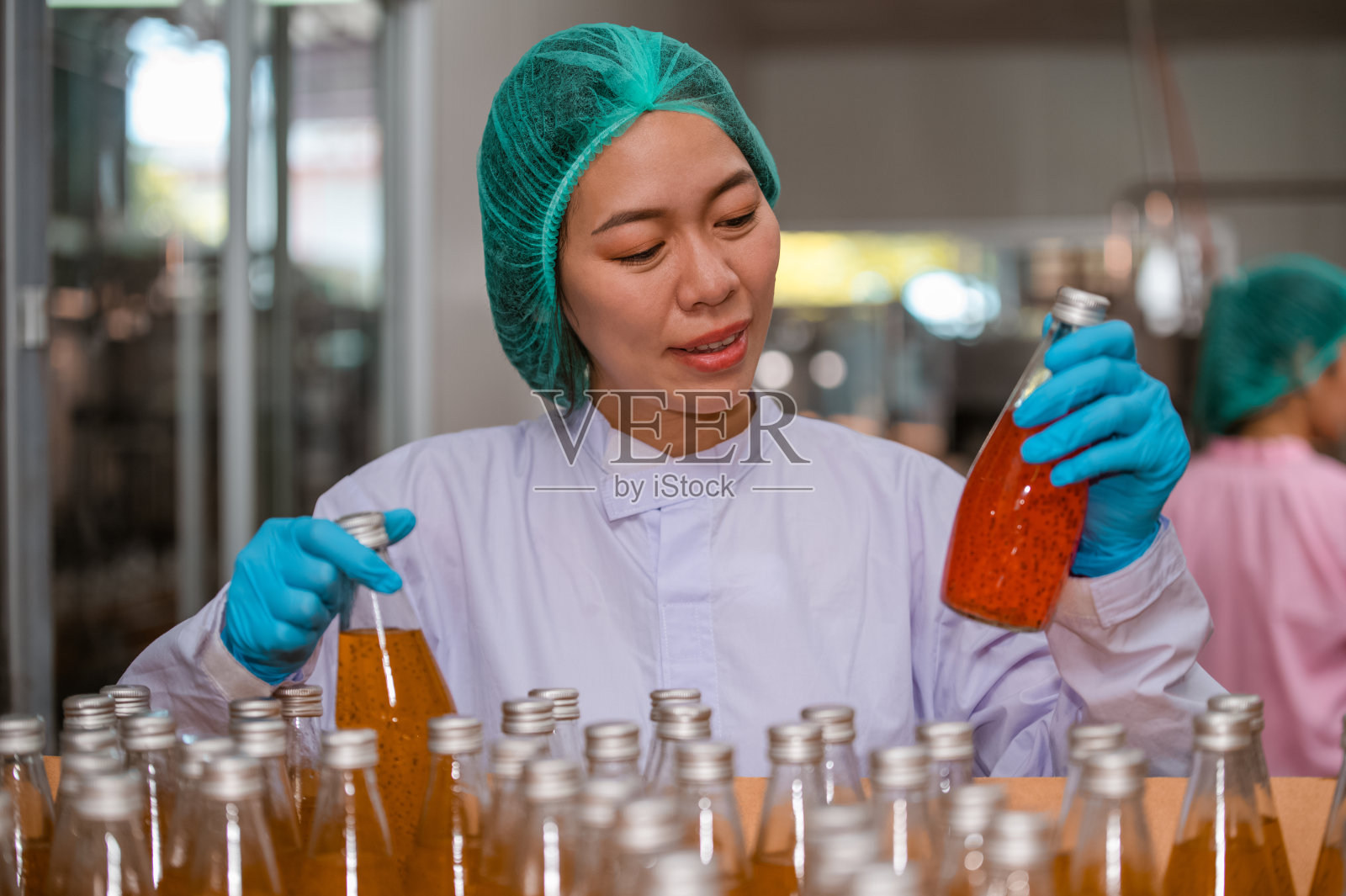 在乳业概念食品行业从事工厂食品质量控制和生产线检查的亚洲女性员工照片摄影图片