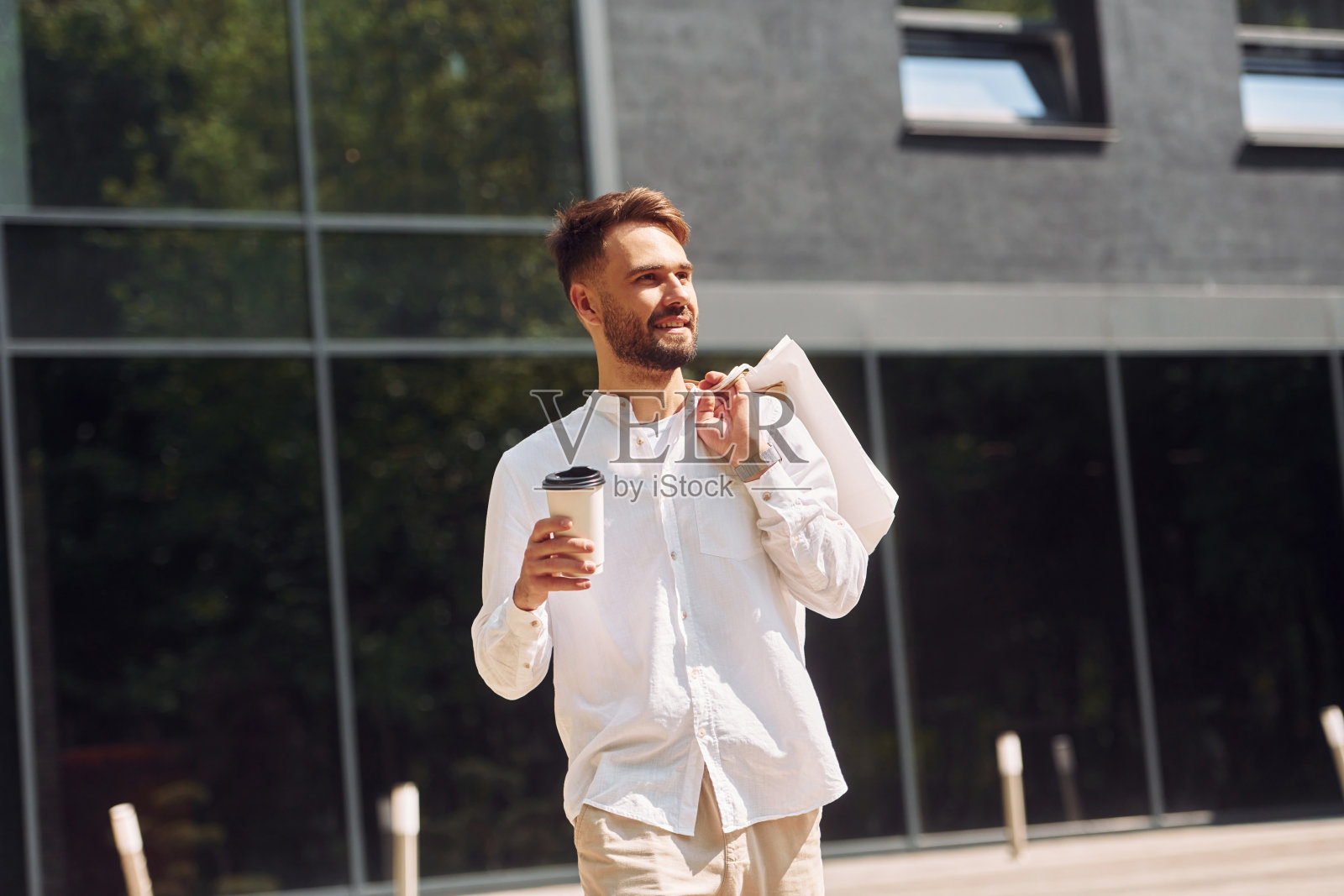 愉快的心情。时髦的年轻人有购物日。户外与袋照片摄影图片