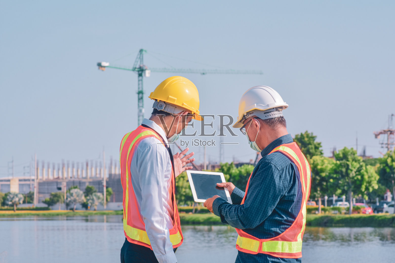 团队工程师建筑工地的两名建筑师照片摄影图片