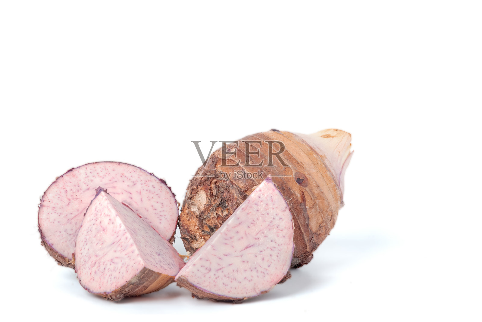 新鲜芋头,切成两半,带肉和新鲜芋头。照片摄影图片