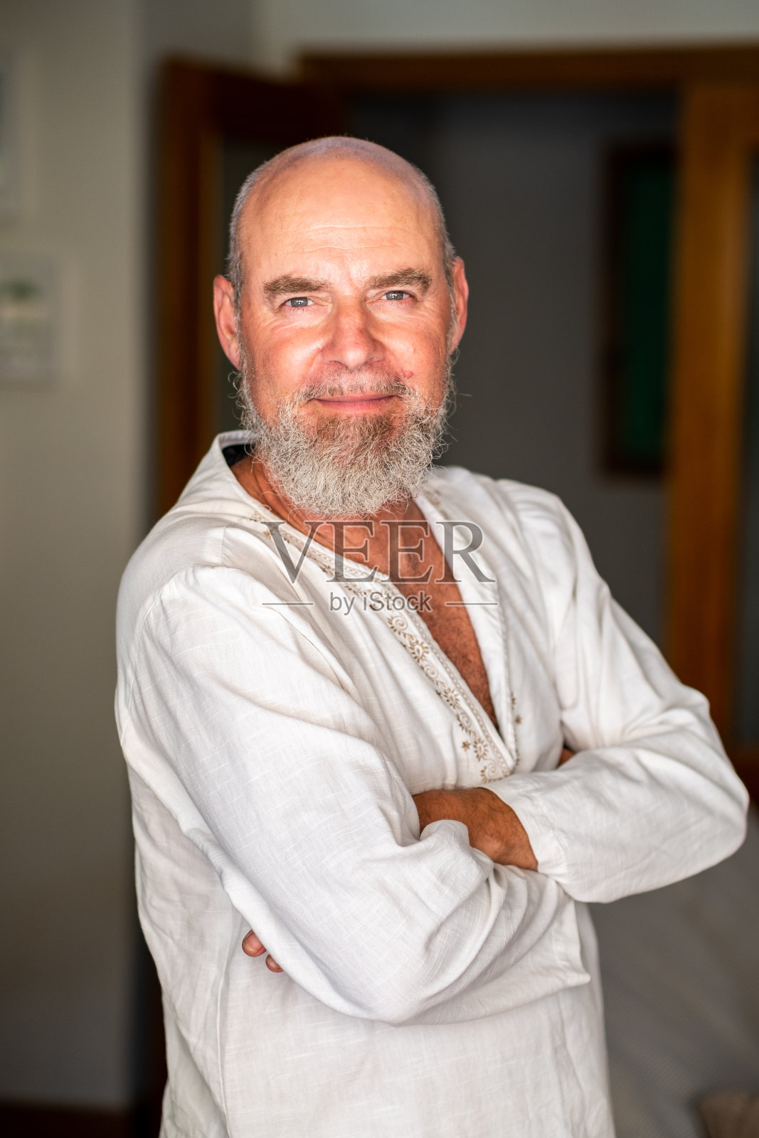 一位老人在家里的客厅里自信而快乐地看着镜头摆出姿势。照片摄影图片