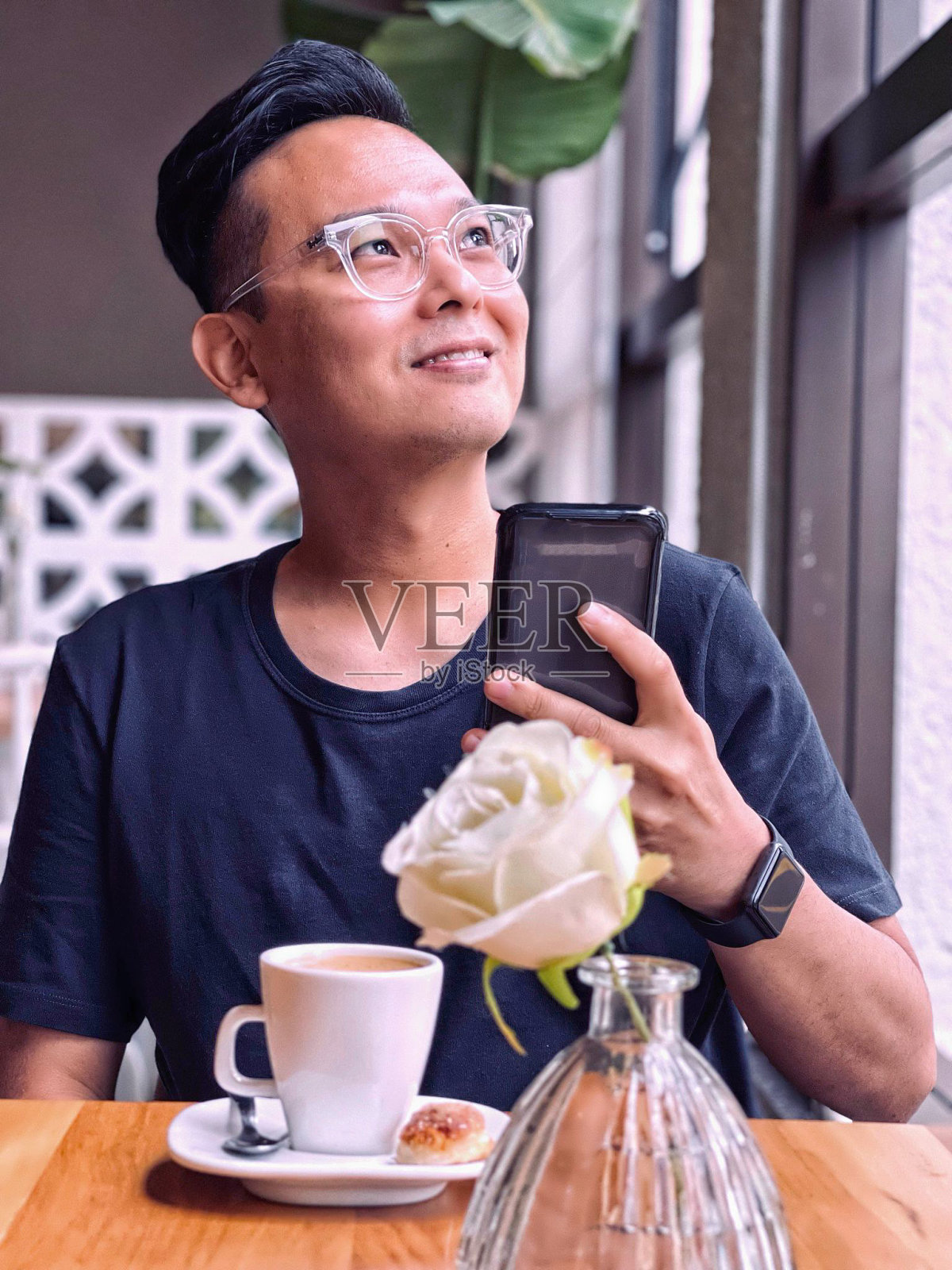 日本男子与玫瑰同桌。照片摄影图片