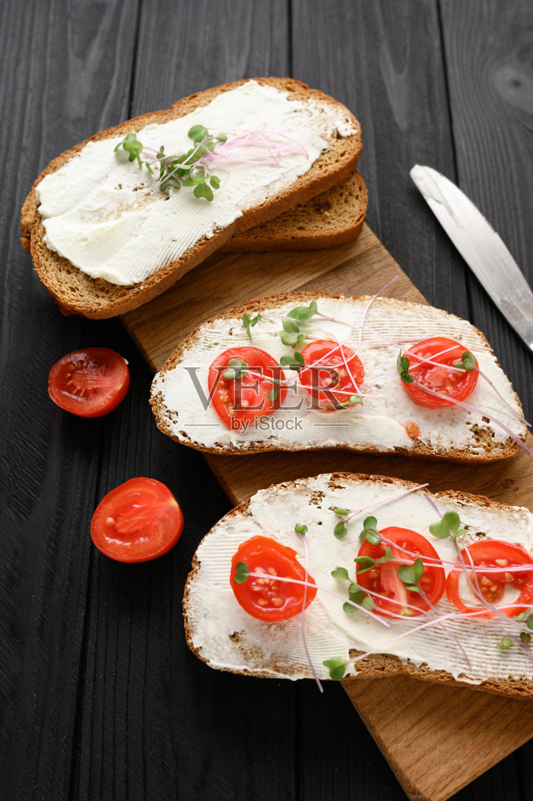 桌上放着微绿色蔬菜的吐司。健康食品、纯素食品和节食观念。照片摄影图片