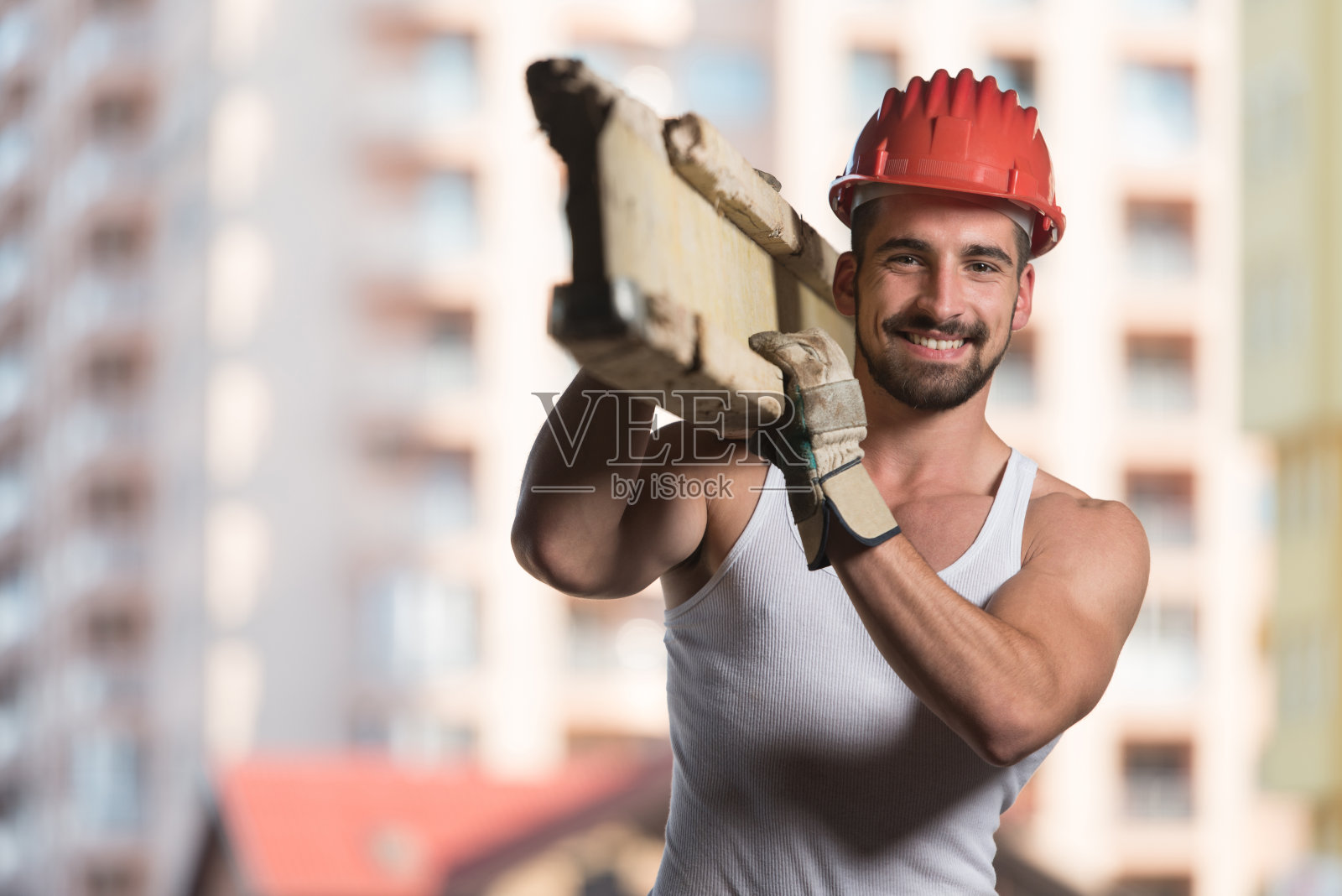 搬运木板的帅哥照片摄影图片