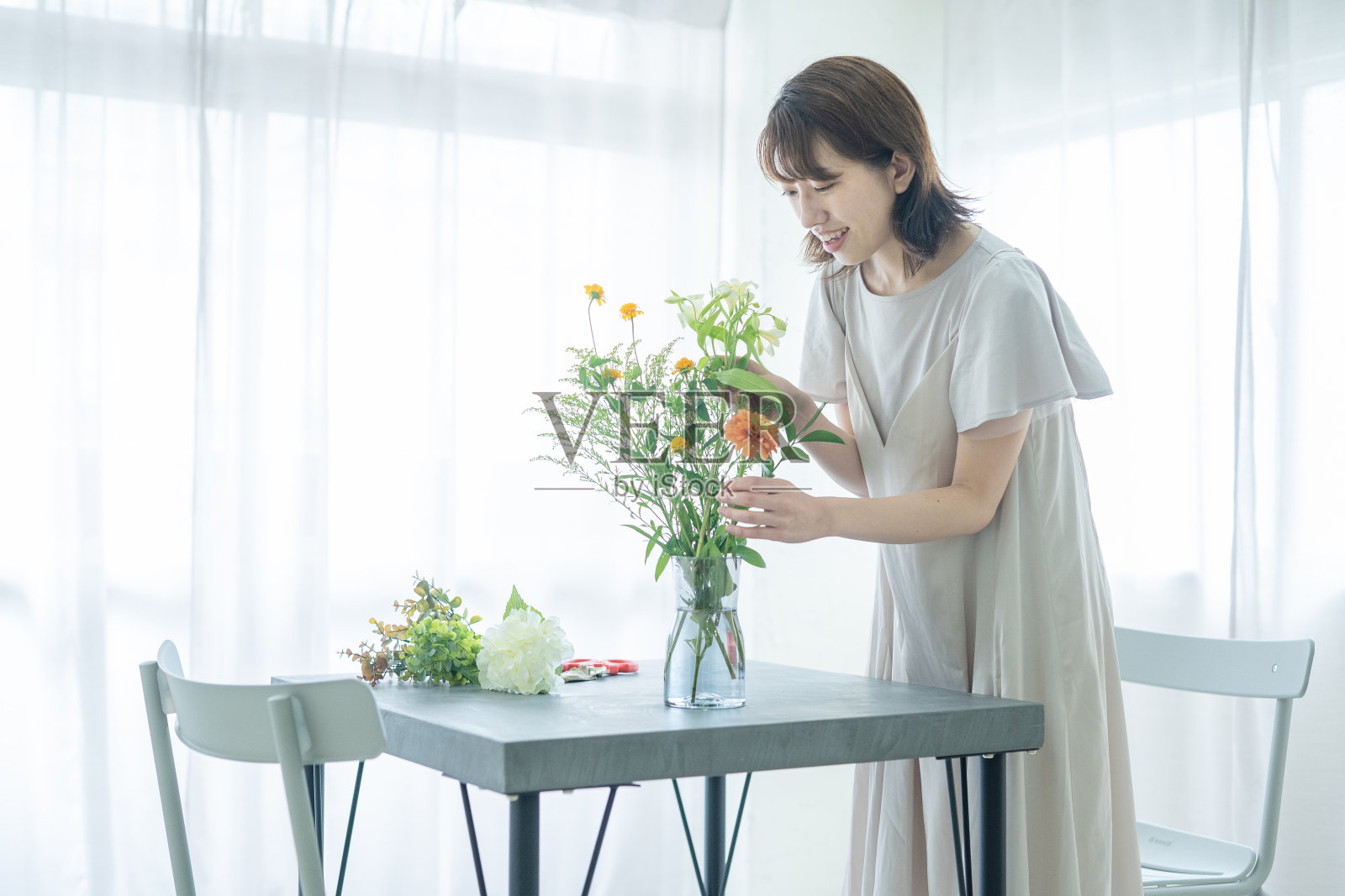 在家中插花的日本妇女照片摄影图片